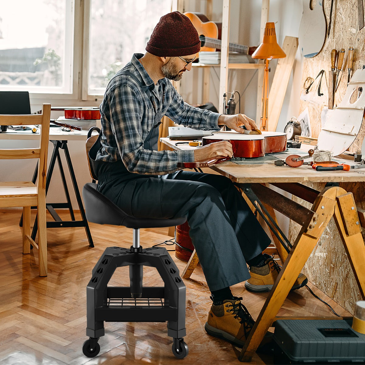 Taburete Ajustável com Rodas – 44,5 x 44,5 x 66,5-79,5 cm – Amarelo/Vermelho/Preto – Metal e PVC