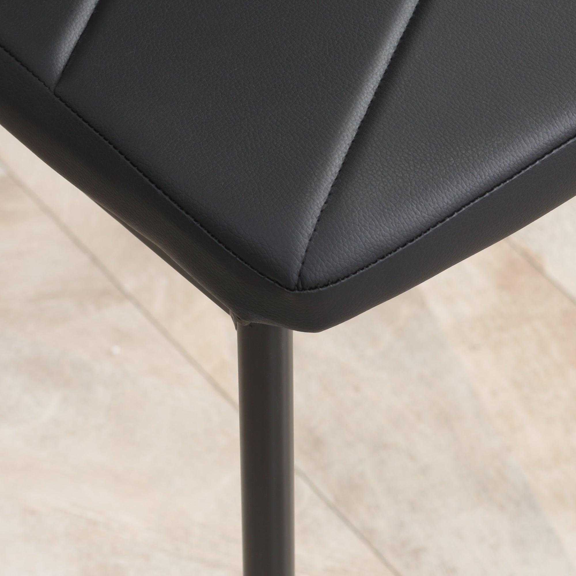 Conjunto de 4 Cadeiras de Sala de Jantar Estofadas em Couro Sintético Preto 41x50x97cm