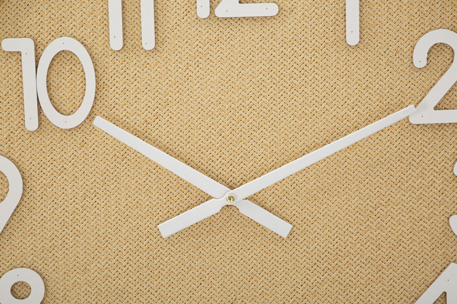 Relógio de Parede Redondo – Natural/Branco – MDF e Rattan