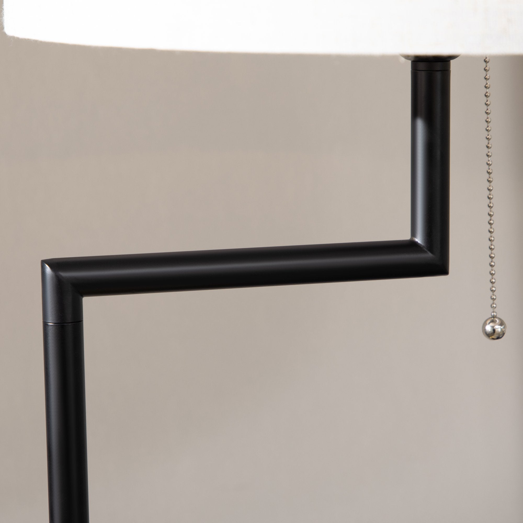 Candeeiro de Pé com Prateleira e Carregador USB – Ø40x168cm – Preto e Madeira