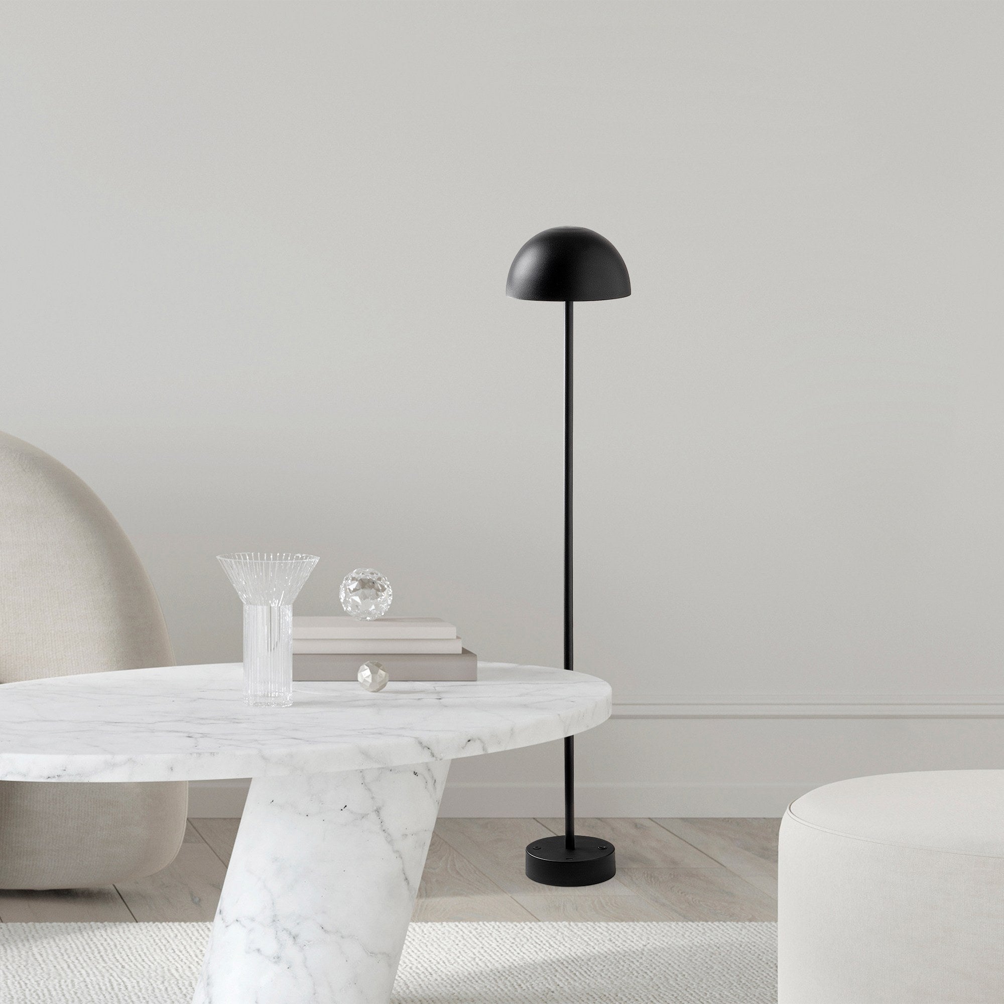 Candeeiro de Pé Preta Elegante, Corpo de Metal, 115 cm de Altura, 20 cm de Diâmetro, 80 CRI, LED de 5 W, Bateria com Duração de 8 Horas | Perfeita para Espaços Modernos
