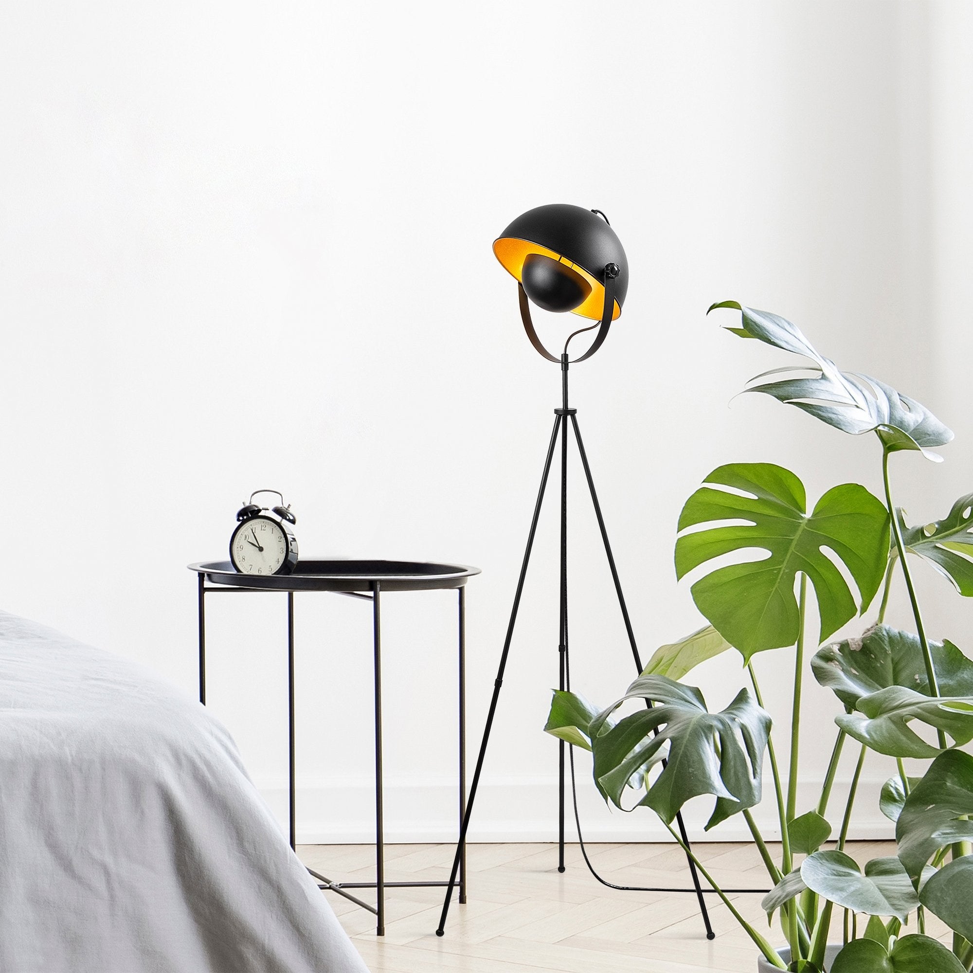 Candeeiro de Pé Elegante com Corpo em Metal, Preto e Dourado, 62 x 45 x 160 cm | Diâmetro do Soquete: 35 cm, Soquete E27, Cabo de 200 cm | Iluminação Elegante para Espaços Modernos