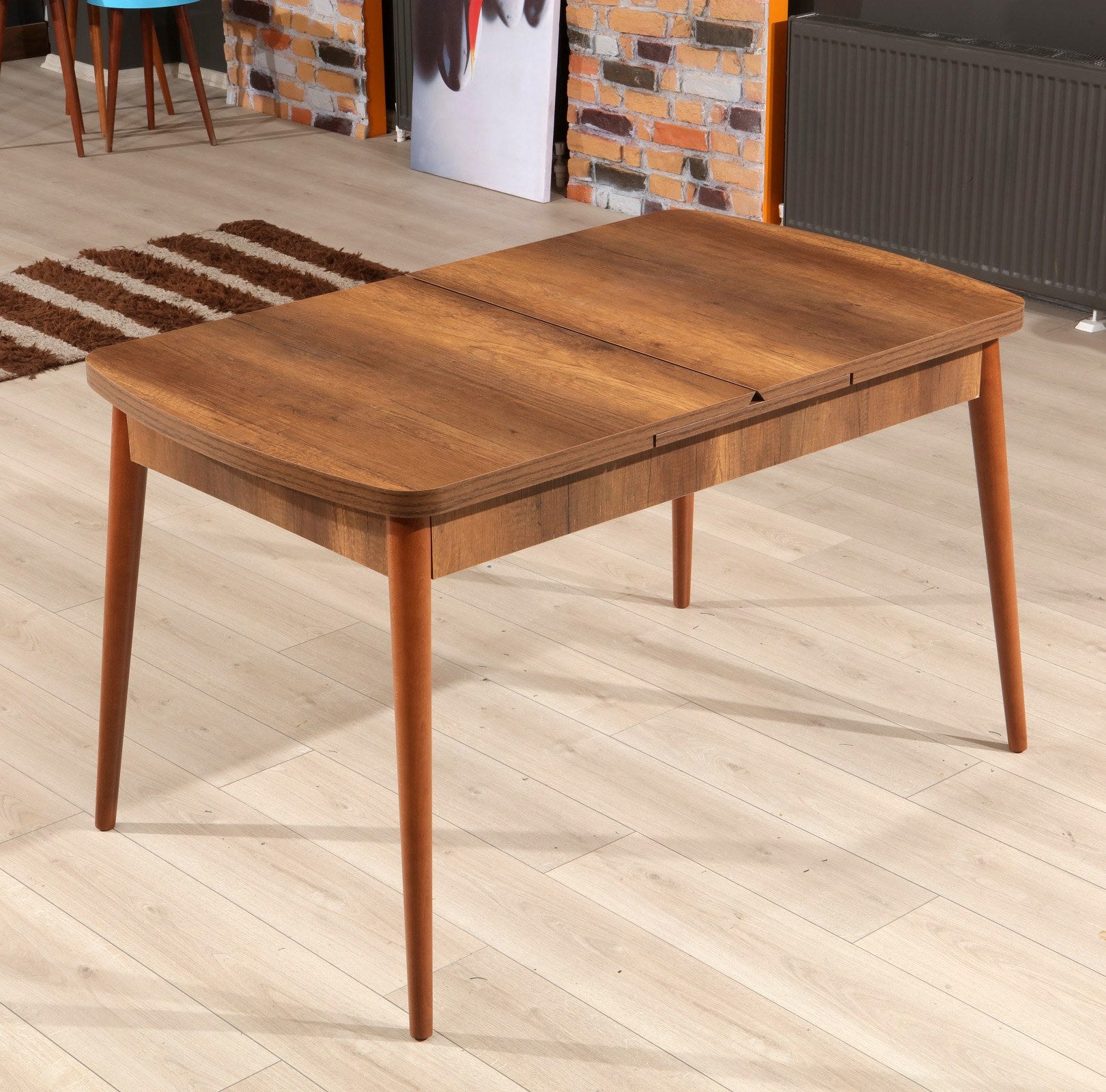 Mesa de Jantar Extensível, Cor Nogueira, 132-170 cm | Painel de Partículas 100% Revestido em Melamina, 18 mm de Espessura | Pernas de Madeira Elegantes, Perfeitas para Salas de Jantar Modernas