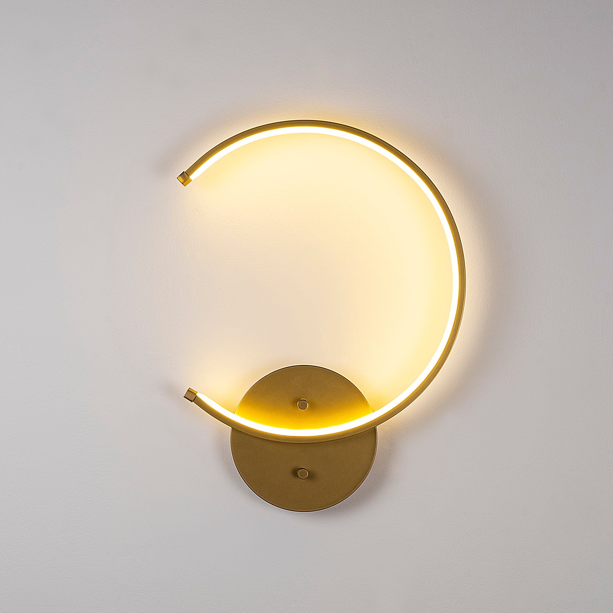 Candeeiro de Parede Elegante Dourada, Corpo em Metal, 33 x 46 x 6 cm | LED Integral 12W 3000K | Iluminação Elegante para Decoração e Ambiente Modernos