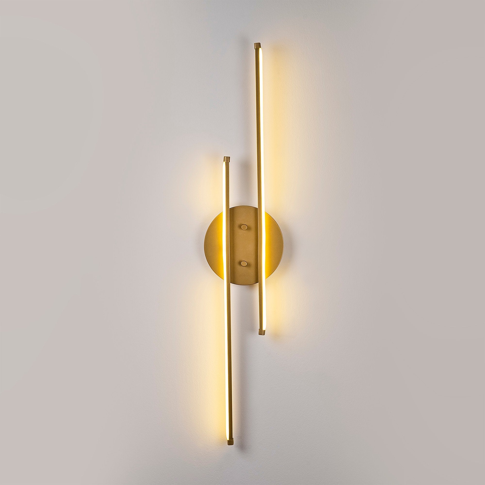 Candeeiro de Parede Elegante Dourada, Corpo em Metal, 17 x 86 x 5 cm | LED Integral 16W 3000K | Iluminação Elegante para Decoração e Ambiente Modernos