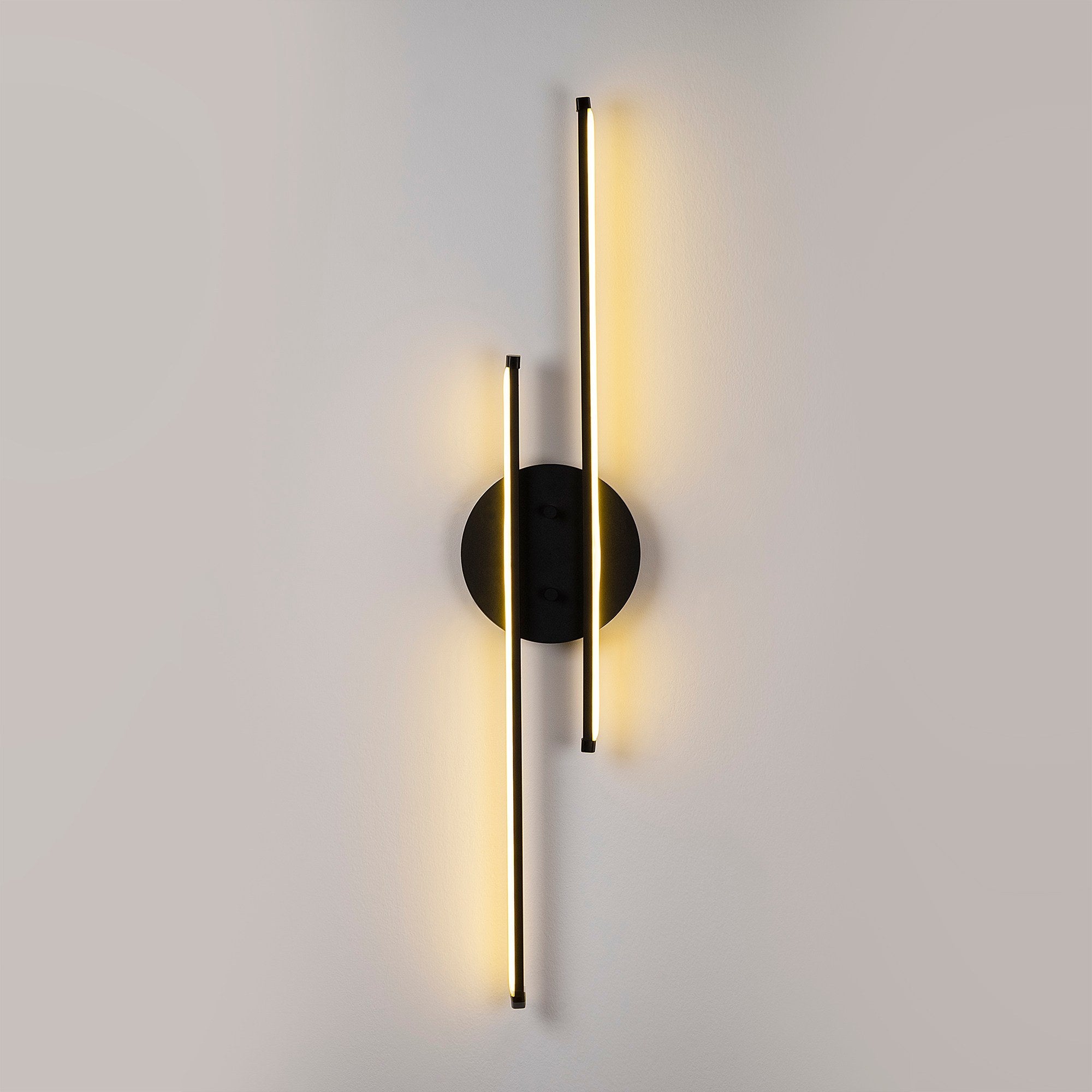 Candeeiro de Parede Preta Elegante, Corpo de Metal, 17 x 86 x 5 cm | LED Integral 16W 3000K | Iluminação Elegante para Decoração Moderna de Casa e Escritório