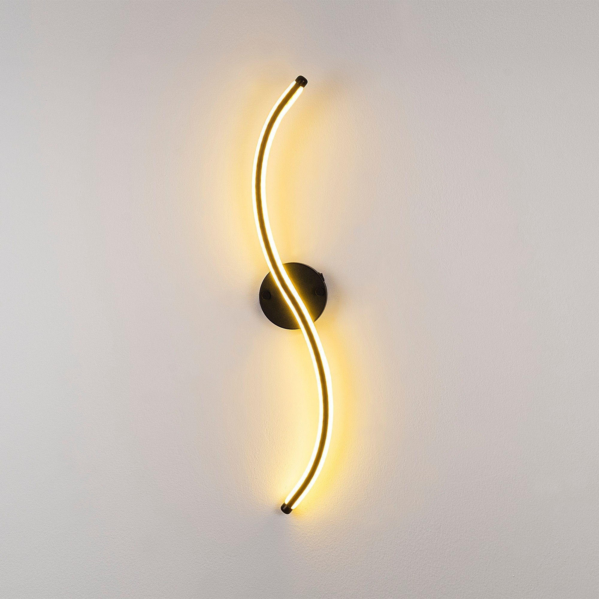 Candeeiro de Parede preta elegante, corpo de metal, 67 cm de altura | LED integrado 16 W 3000 K | Ideal para decoração moderna e iluminação ambiente, com classificação IP20