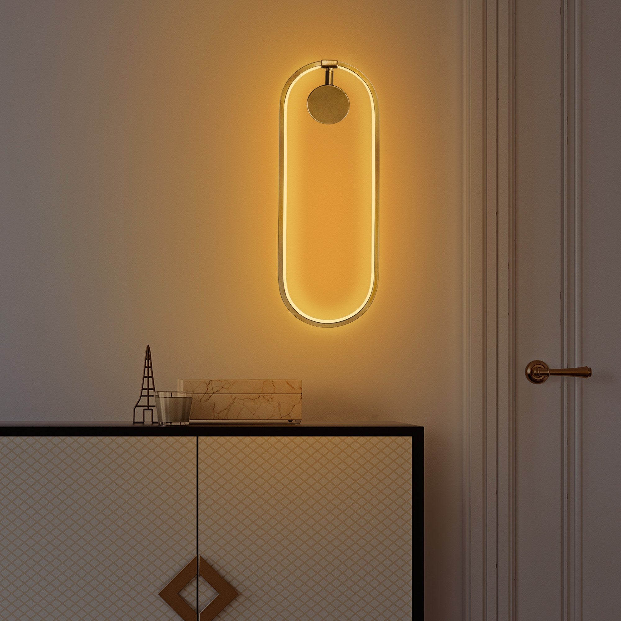 Candeeiro de Parede Elegante Dourada, Corpo em Metal, 17x48x10 cm | LED SMD 16W 3000K | Iluminação Elegante para Decoração e Ambiente Modernos