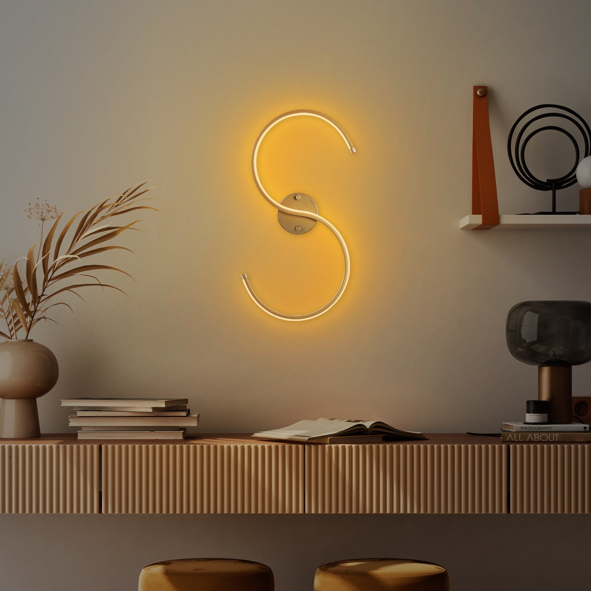 Candeeiro de Parede Elegante Dourada, Corpo em Metal, 25 x 56 x 5 cm | LED SMD 16W 3000K | Iluminação Elegante para Decoração e Ambiente Modernos