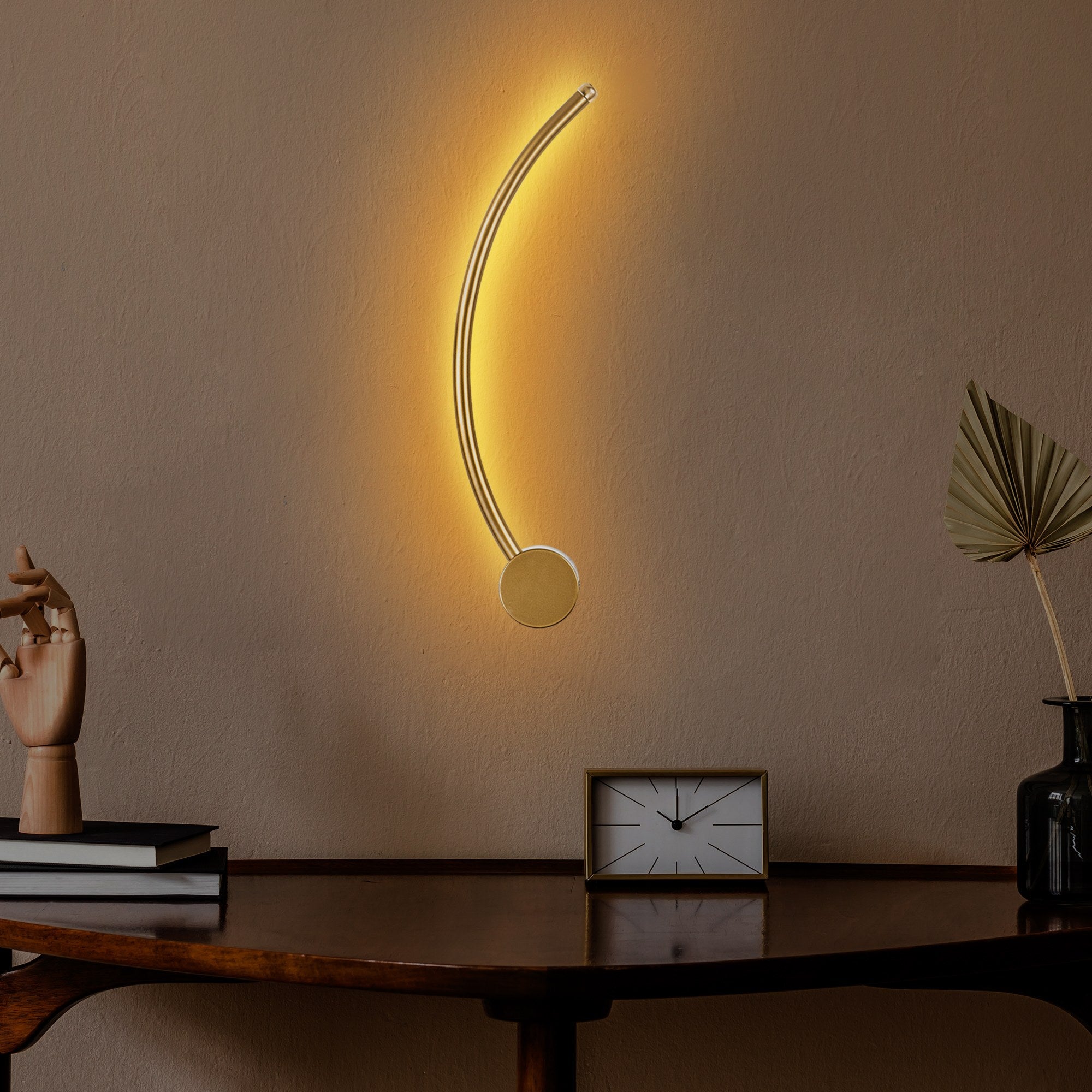 Candeeiro de Parede Elegante Dourada, Corpo em Metal, 49 x 15 x 10 cm | LED SMD 7W 3000K | Iluminação Elegante para Decoração e Ambiente Modernos