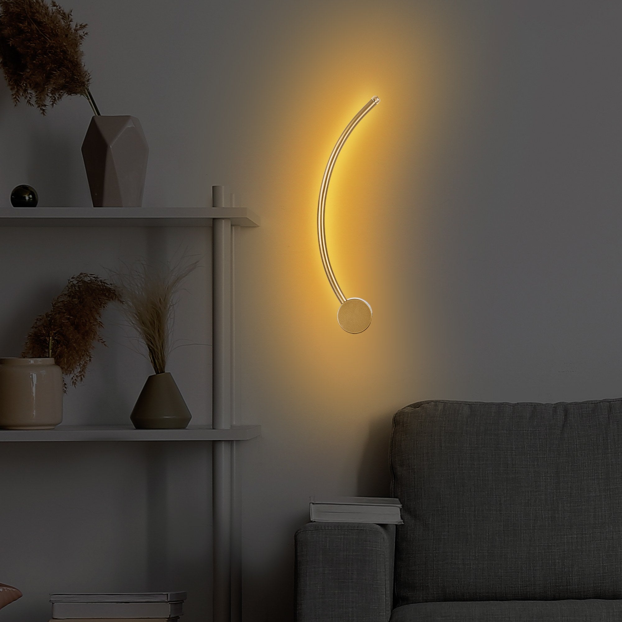 Candeeiro de Parede Elegante Dourada, Corpo em Metal, 49 x 15 x 10 cm | LED SMD 7W 3000K | Iluminação Elegante para Decoração e Ambiente Modernos