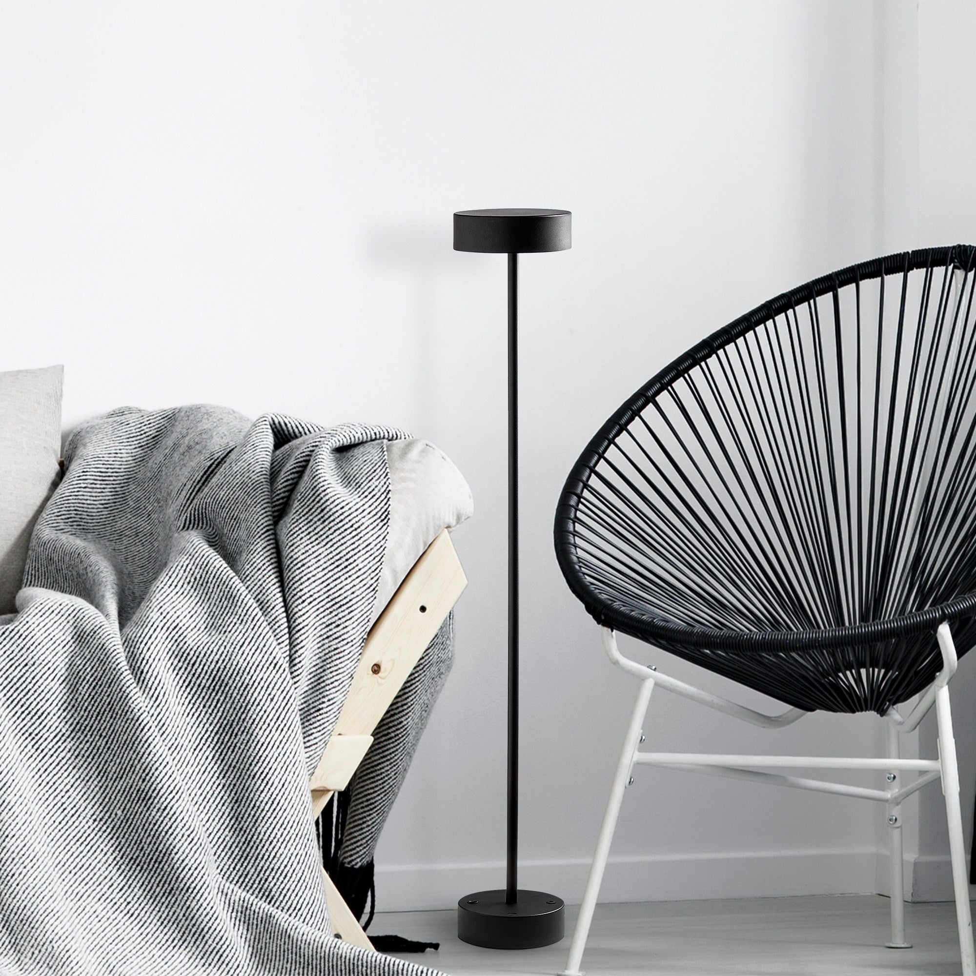 Candeeiro de Pé preta e estilosa, corpo de metal, 111 cm de altura, 16 cm de diâmetro | LED de 5 W, 3000 K, bateria com duração de 8 horas | Perfeita para ambientes modernos