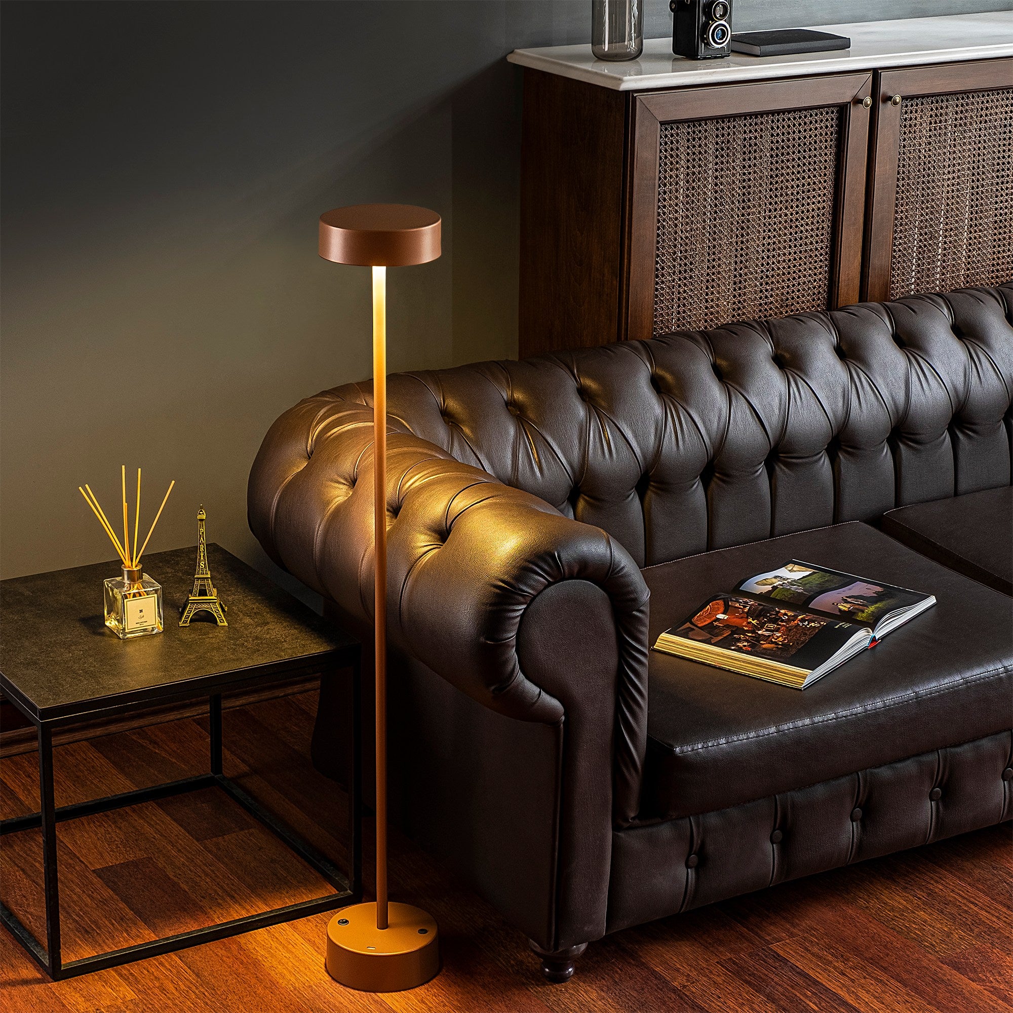 Candeeiro de Pé elegante em cobre, 111 cm de altura, 16 cm de diâmetro | Corpo em metal, LED 5W 3000K, duração de luz de 8 horas | Perfeita para ambientes modernos