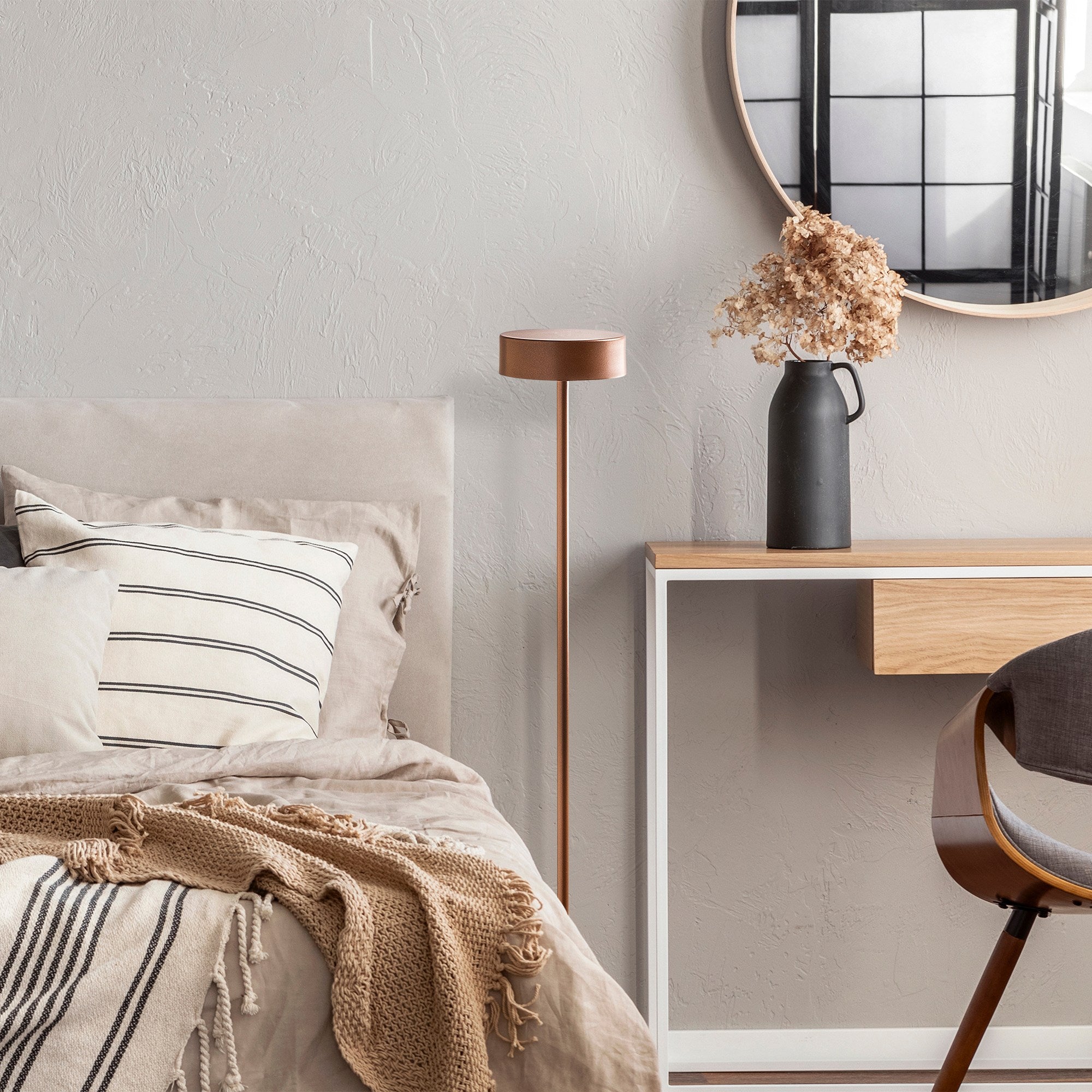 Candeeiro de Pé elegante em cobre, 111 cm de altura, 16 cm de diâmetro | Corpo em metal, LED 5W 3000K, duração de luz de 8 horas | Perfeita para ambientes modernos