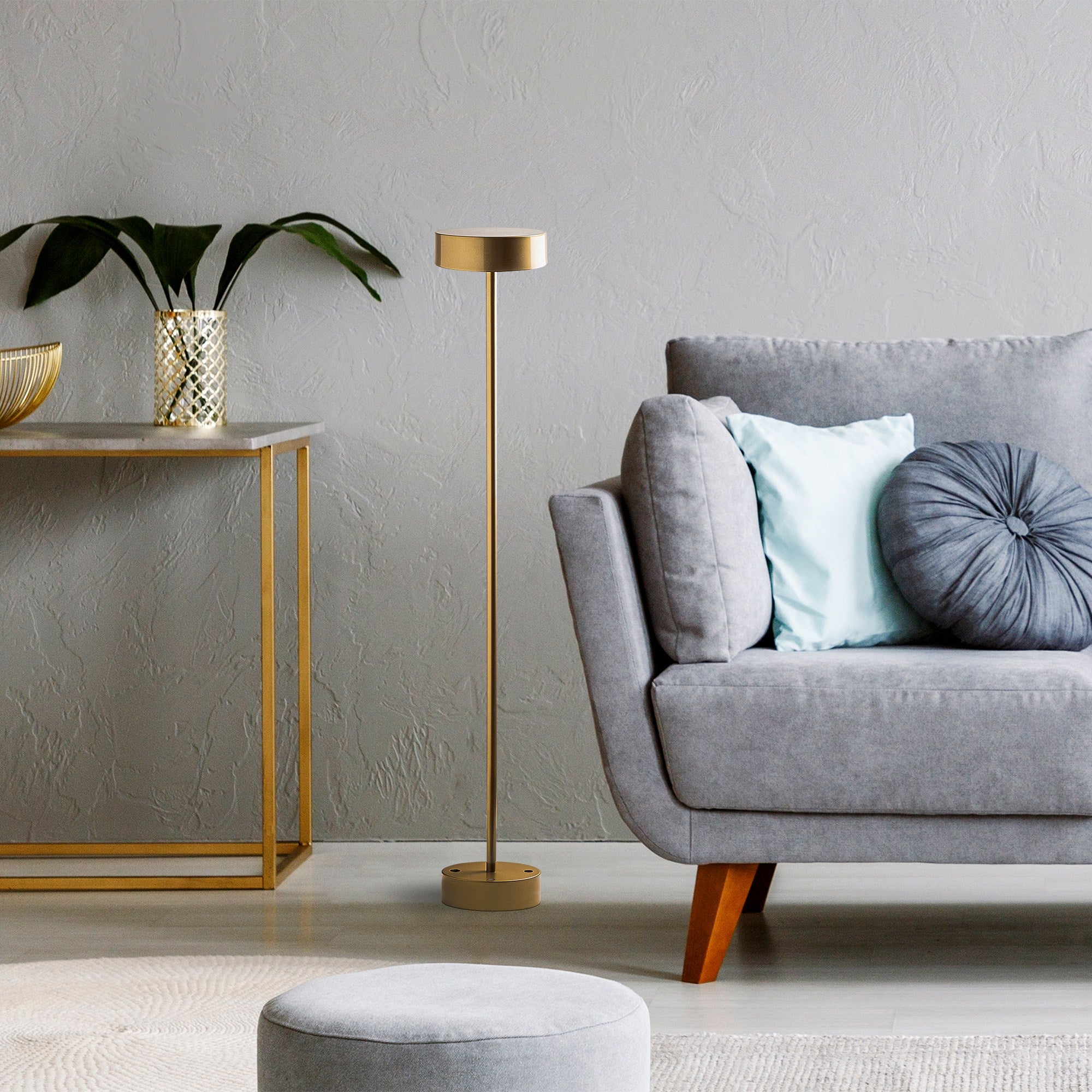 Candeeiro de Pé elegante dourada, corpo de metal, 111 cm de altura, 16 cm de diâmetro, 80 CRI, LED 5W 3000K, duração de luz de 8 horas, perfeita para decoração moderna