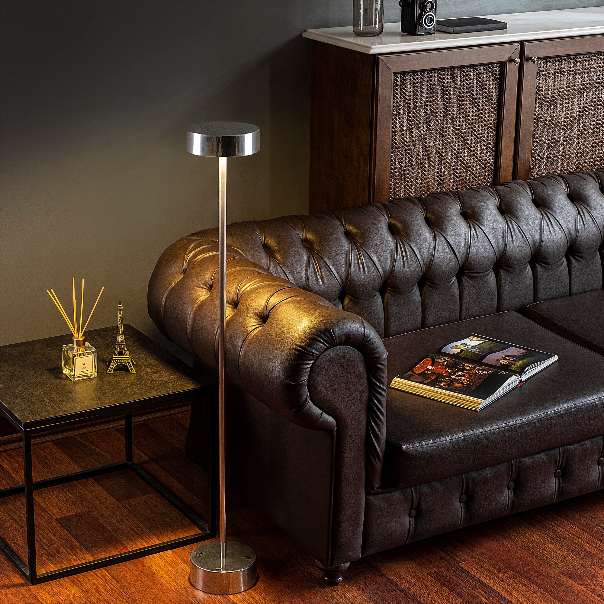 Candeeiro de Pé cromada e estilosa, 111 cm de altura, 16 cm de diâmetro | Corpo de metal, LED de 5 W, 3000 K | Bateria com duração de 8 horas, perfeita para ambientes modernos