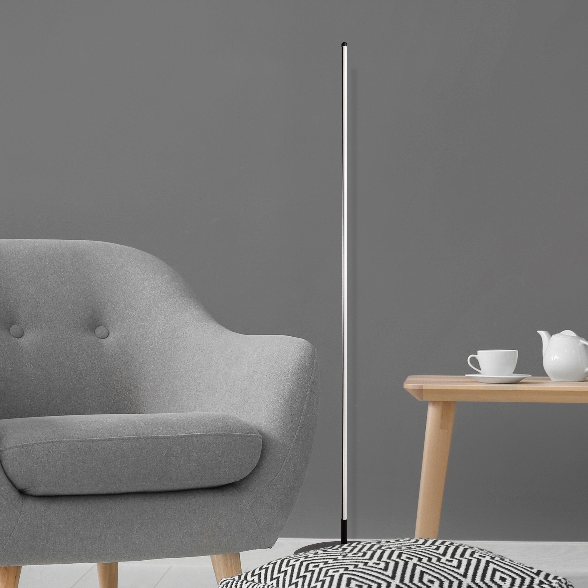 Candeeiro de Pé Elegante Preta, Corpo de Metal, 153 cm de Altura, Base de 30 cm, LED de 36 W, Luz Quente de 3000 K | Perfeita para Salas de Estar e Quartos Modernos