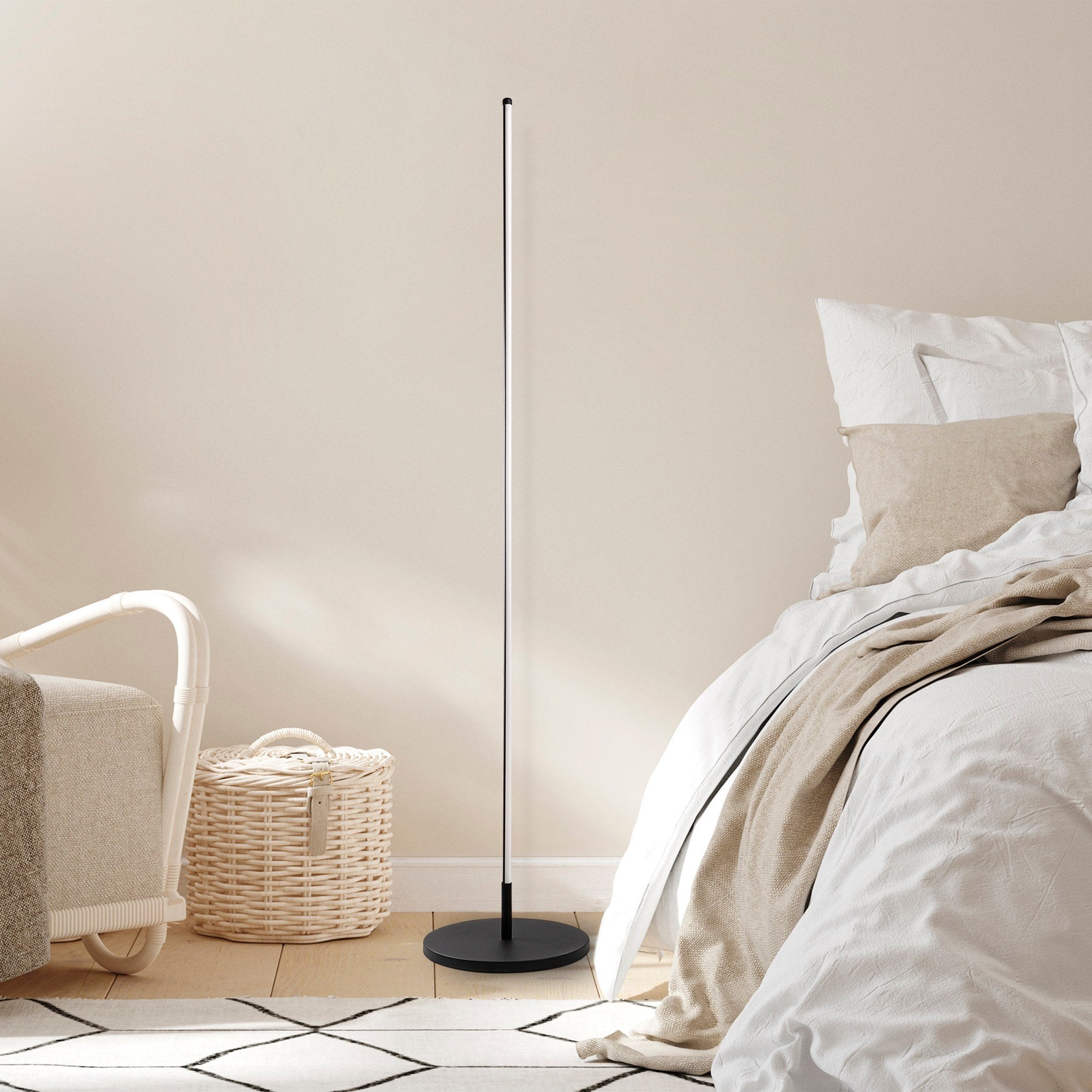 Candeeiro de Pé Elegante Preta, Corpo de Metal, 153 cm de Altura, Base de 30 cm, LED de 36 W, Luz Quente de 3000 K | Perfeita para Salas de Estar e Quartos Modernos