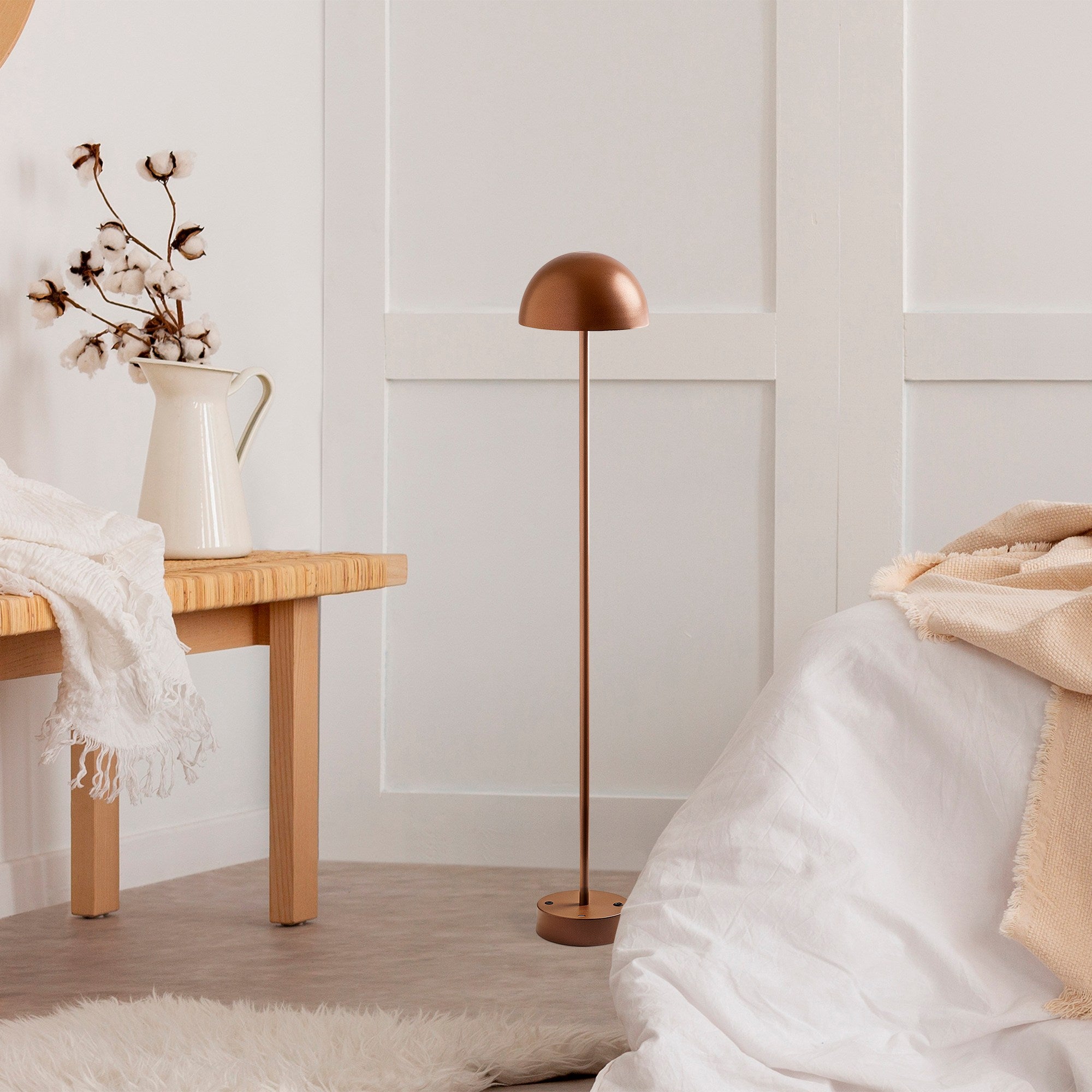 Candeeiro de Pé elegante em cobre, 115 cm de altura, 20 cm de diâmetro | Corpo em metal, LED 5W 3000K, bateria com duração de 8 horas | Perfeita para ambientes modernos