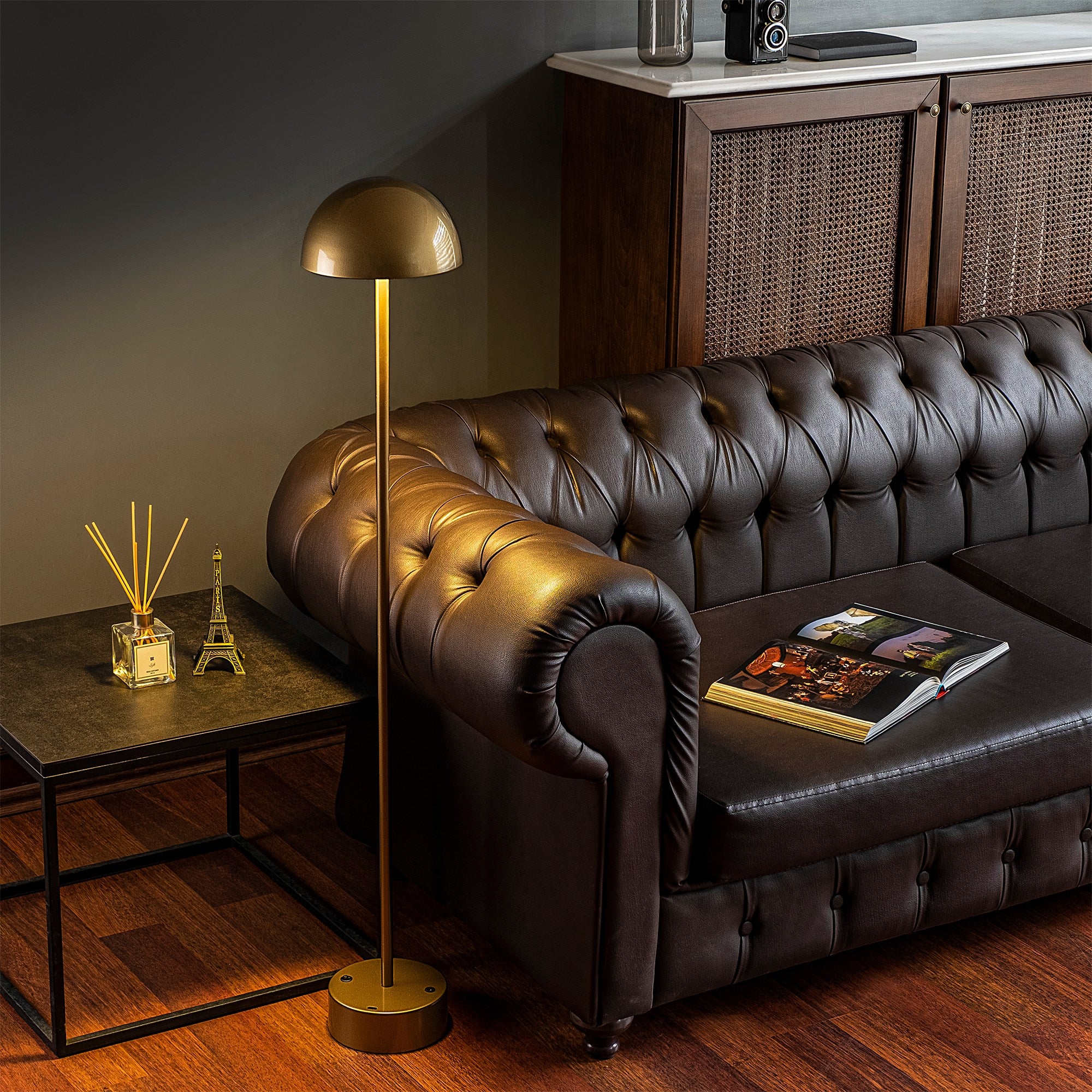 Candeeiro de Pé dourada elegante, corpo de metal, 115 cm de altura, 20 cm de diâmetro, 80 CRI, LED de 5 W, bateria com duração de 8 horas, perfeita para decoração e ambiente modernos