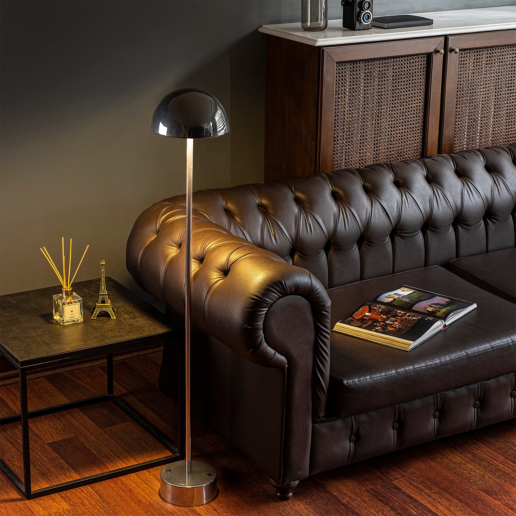 Candeeiro de Pé cromada estilosa, 115 cm de altura, 20 cm de diâmetro | Corpo de metal, LED 5W 3000K, bateria com duração de 8 horas | Design moderno para casa e escritório