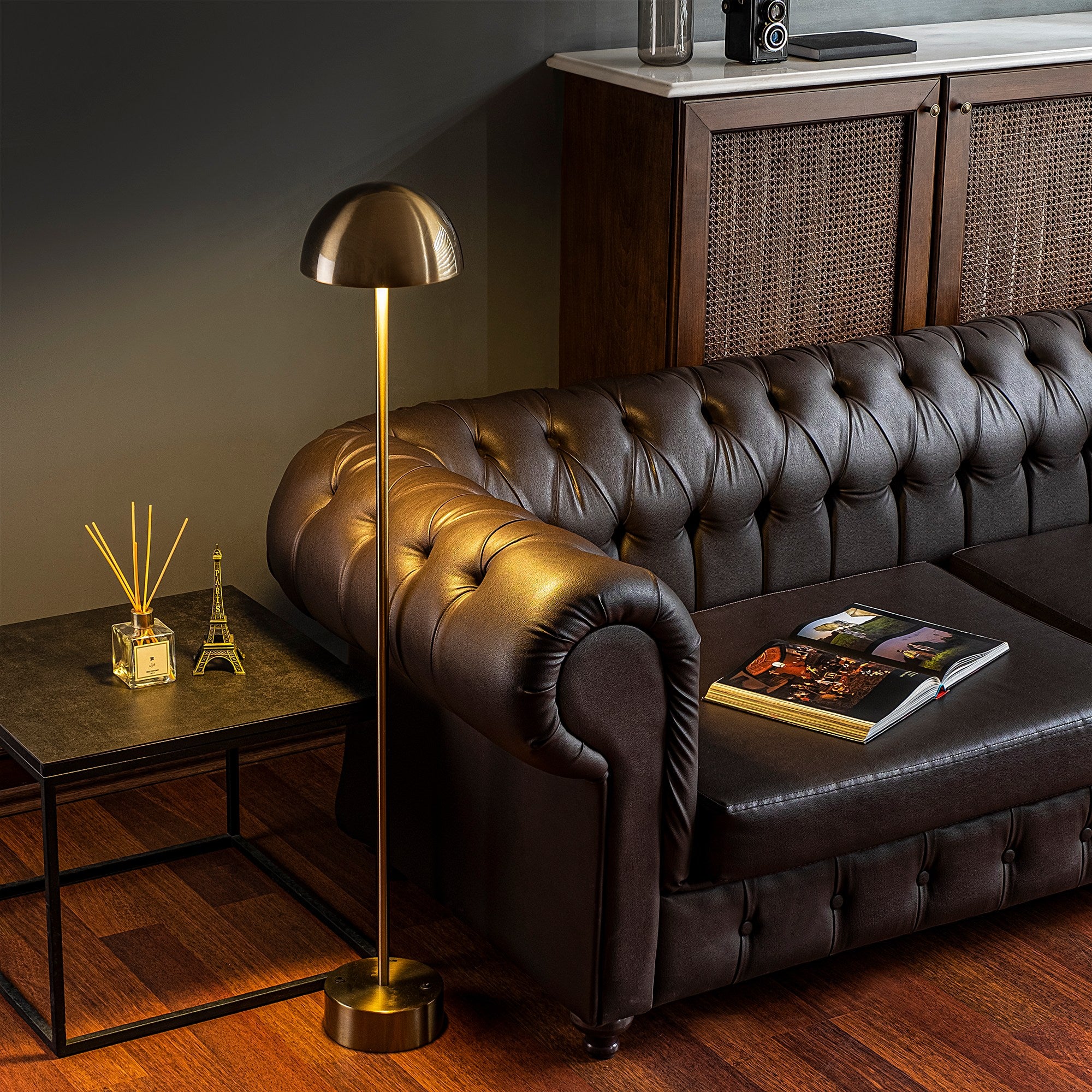 Candeeiro de Pé dourada elegante, corpo de metal, 115 cm de altura, 20 cm de diâmetro, 80 CRI, LED de 5 W, bateria com duração de 8 horas, perfeita para decoração e ambiente modernos