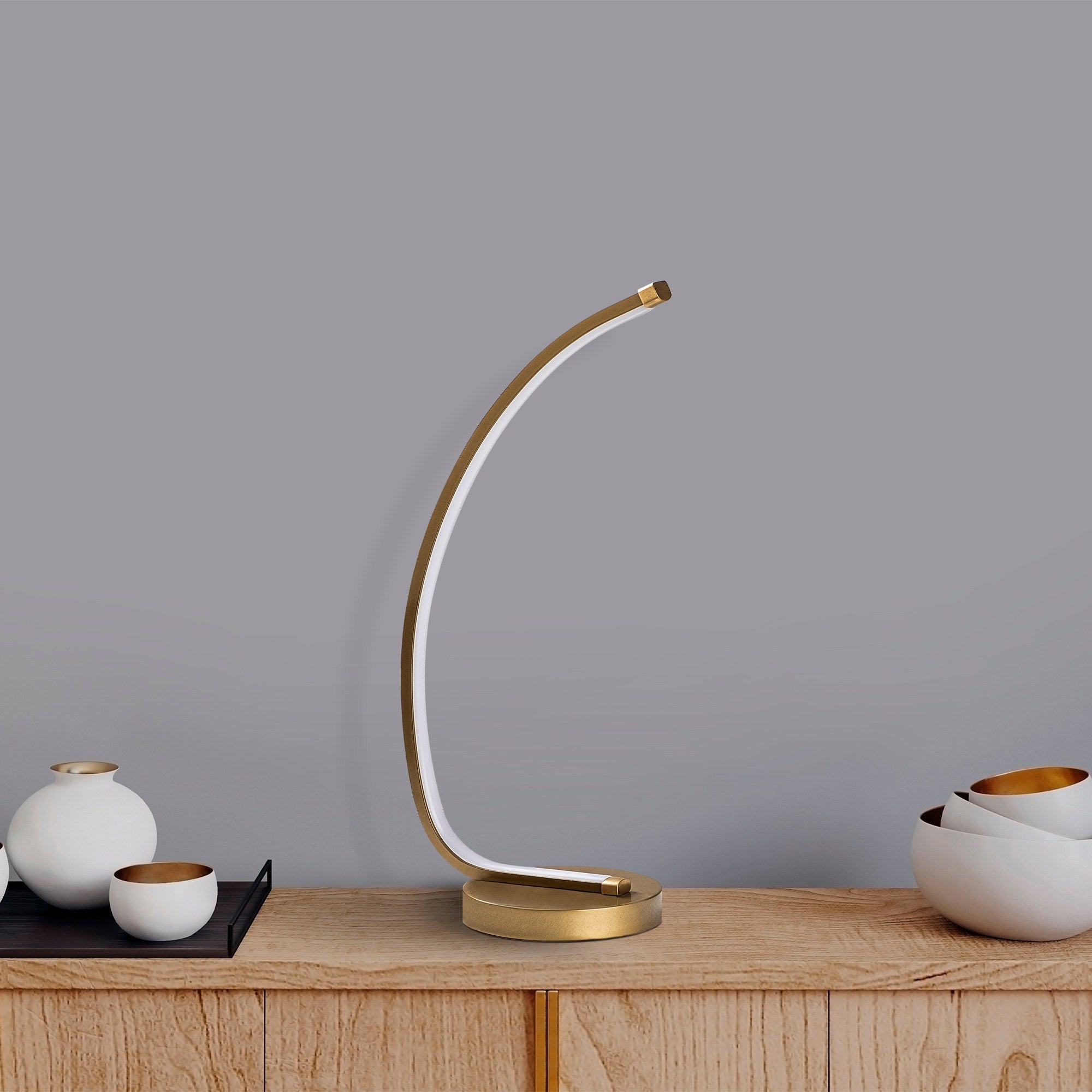 Candeeiro de Mesa Elegante Dourada, Corpo em Metal, 18 x 43 x 13 cm | LED 12W, 3000K, 80 CRI | Iluminação Elegante para Casa e Escritório, Interruptor Liga/Desliga, Cabo de 200 cm