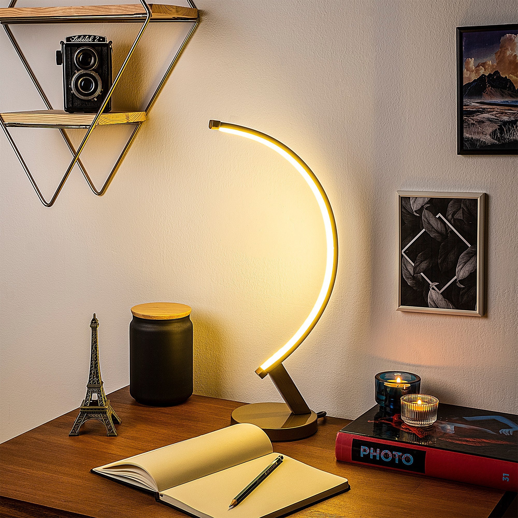 Candeeiro de Mesa Elegante Dourada, Corpo em Metal, 47 cm de Altura, Base de 13 cm, Cabo de 200 cm, IRC de 80, LED 12W 3000K | Ideal para Decoração e Iluminação Moderna