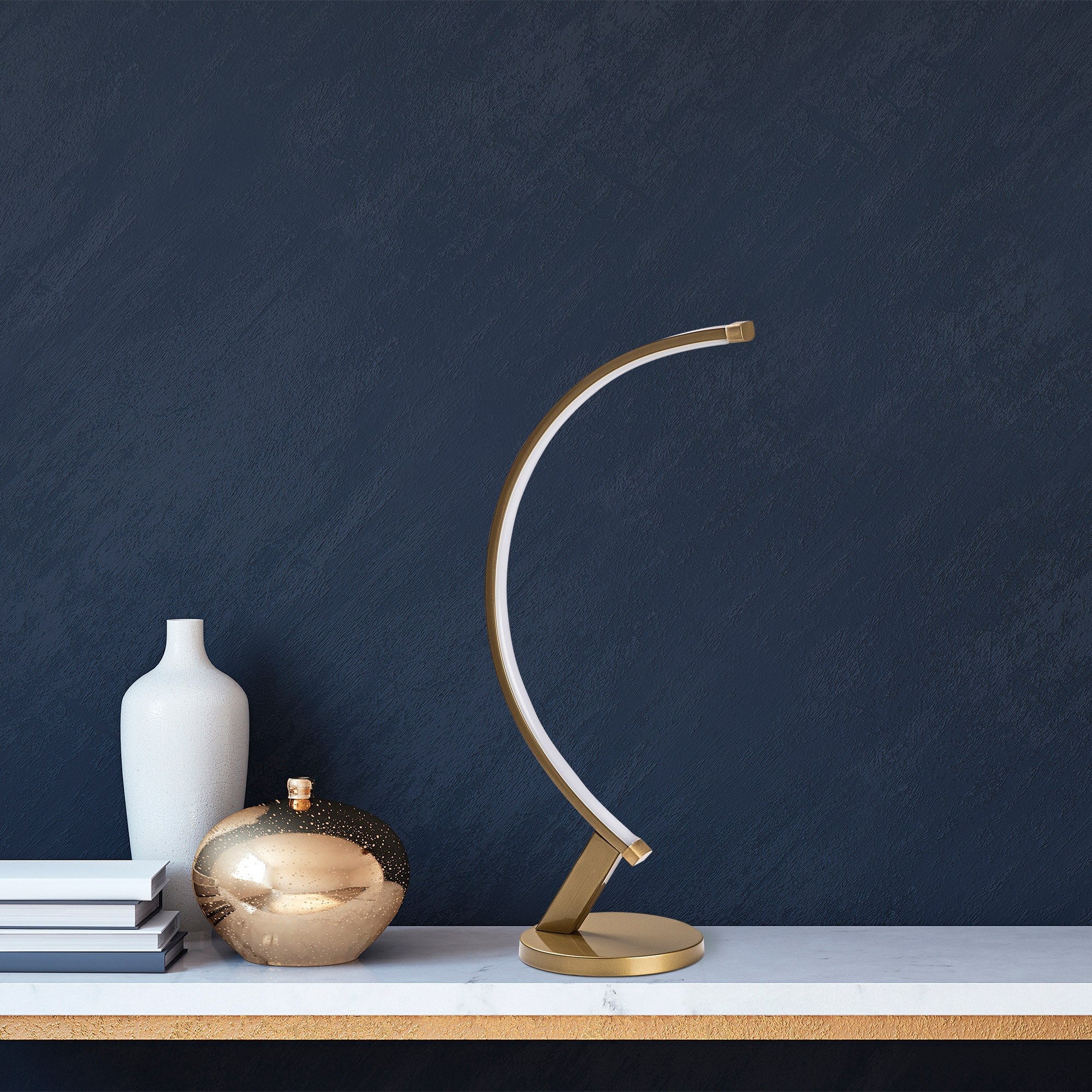 Candeeiro de Mesa Elegante Dourada, Corpo em Metal, 47 cm de Altura, Base de 13 cm, Cabo de 200 cm, IRC de 80, LED 12W 3000K | Ideal para Decoração e Iluminação Moderna