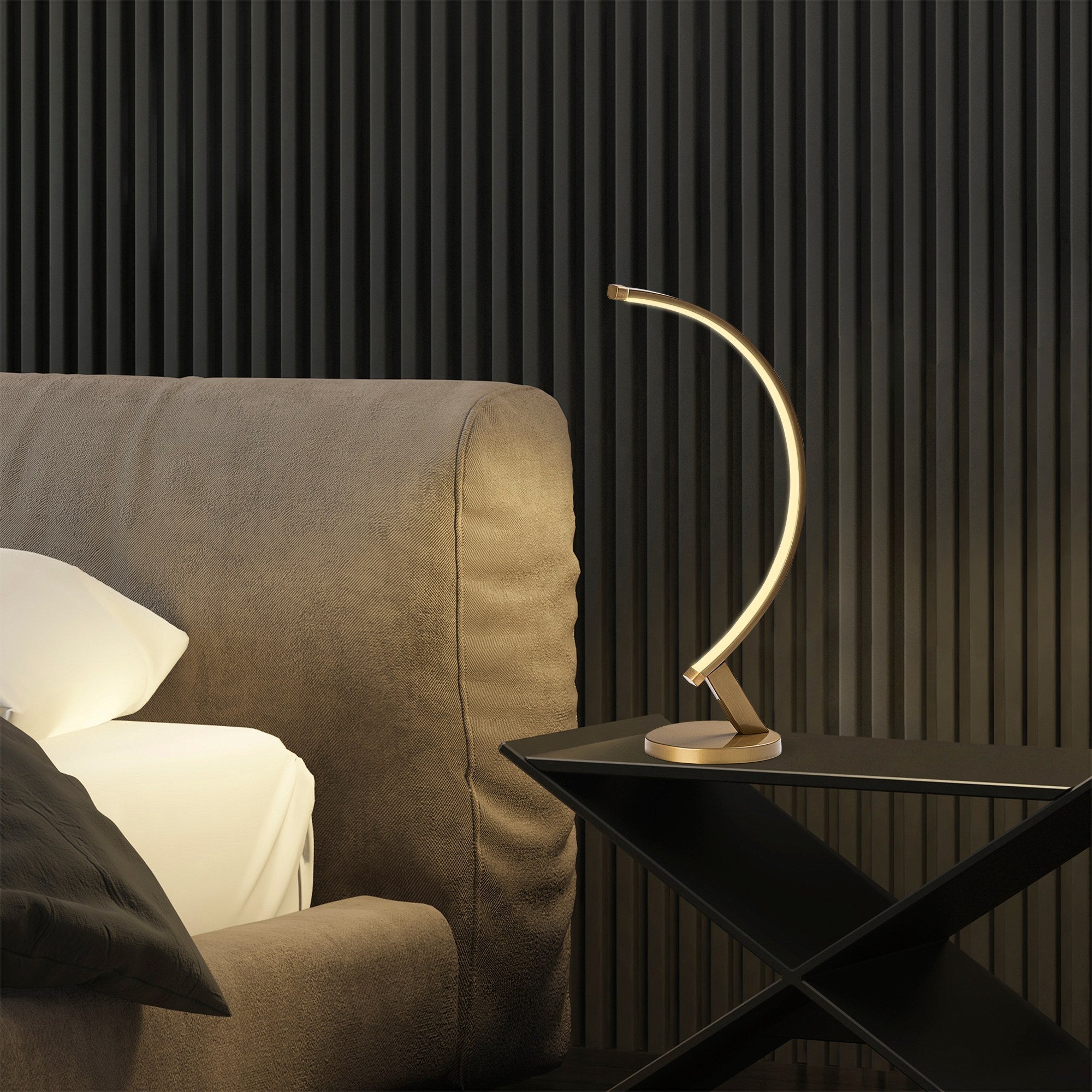 Candeeiro de Mesa Elegante Dourada, Corpo em Metal, 47 cm de Altura, Base de 13 cm, Cabo de 200 cm, IRC de 80, LED 12W 3000K | Ideal para Decoração e Iluminação Moderna
