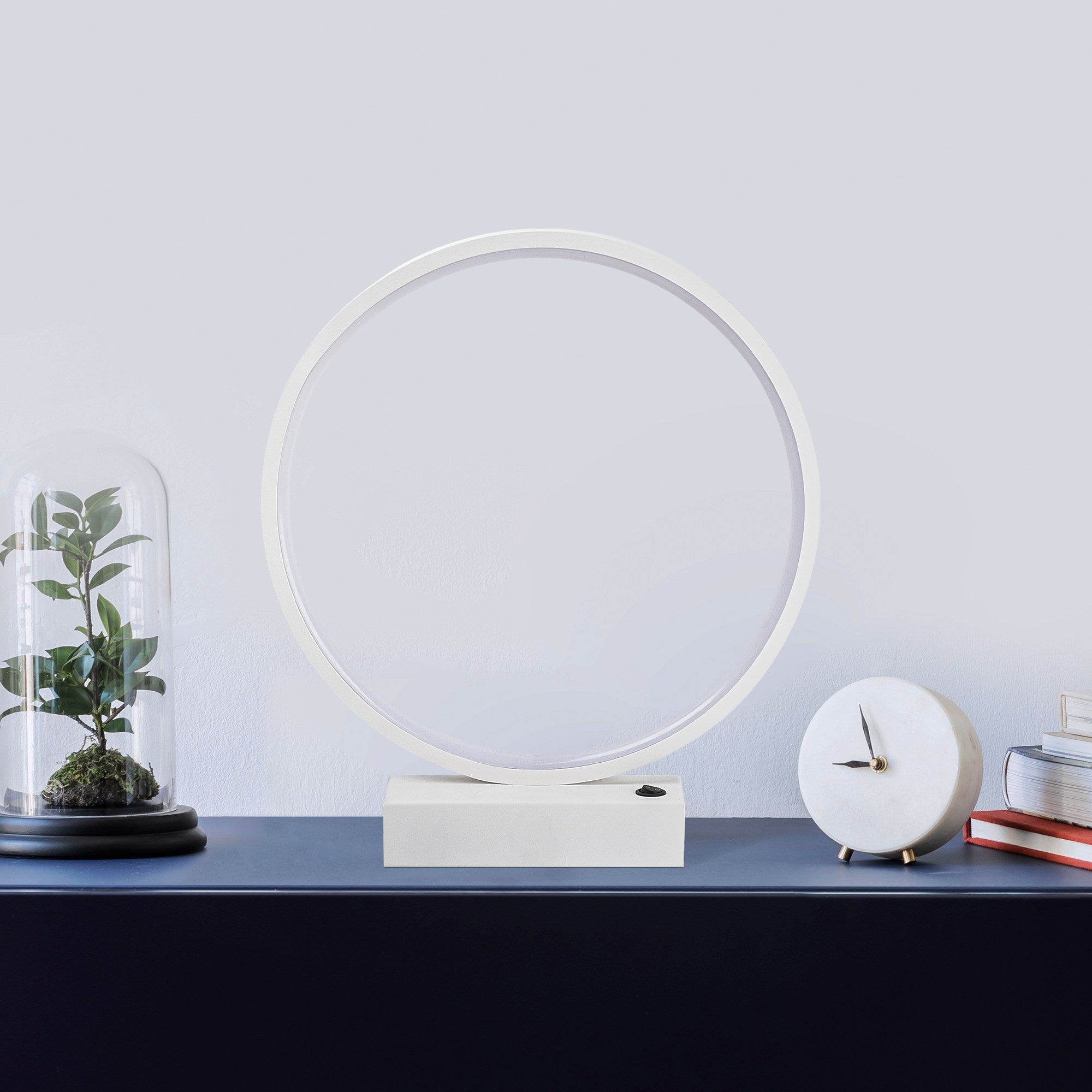 Candeeiro de Mesa Branca Elegante, Corpo de Metal, 30 cm x 35 cm x 9 cm | LED 12W, 3000K, 80 CRI | Ideal para Decoração Moderna de Casa e Escritório, Interruptor Liga/Desliga
