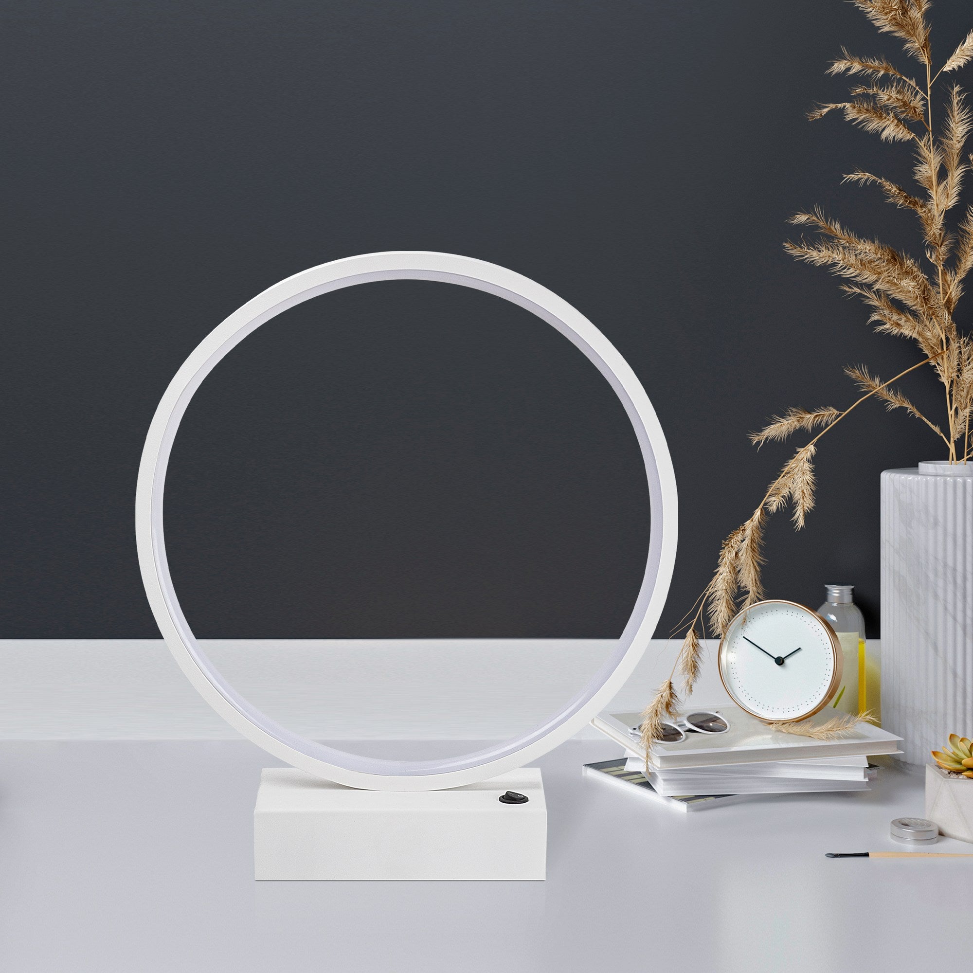 Candeeiro de Mesa Branca Elegante, Corpo de Metal, 30 cm x 35 cm x 9 cm | LED 12W, 3000K, 80 CRI | Ideal para Decoração Moderna de Casa e Escritório, Interruptor Liga/Desliga