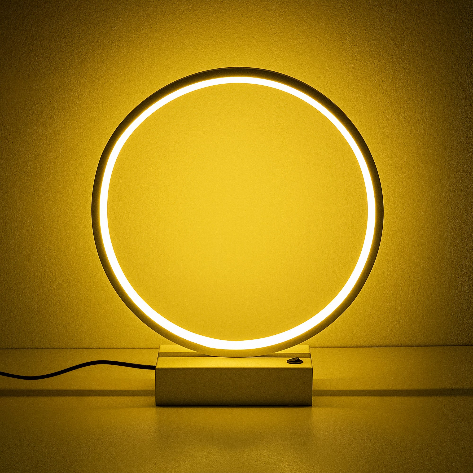 Candeeiro de Mesa Branca Elegante, Corpo de Metal, 30 cm x 35 cm x 9 cm | LED 12W, 3000K, 80 CRI | Ideal para Decoração Moderna de Casa e Escritório, Interruptor Liga/Desliga