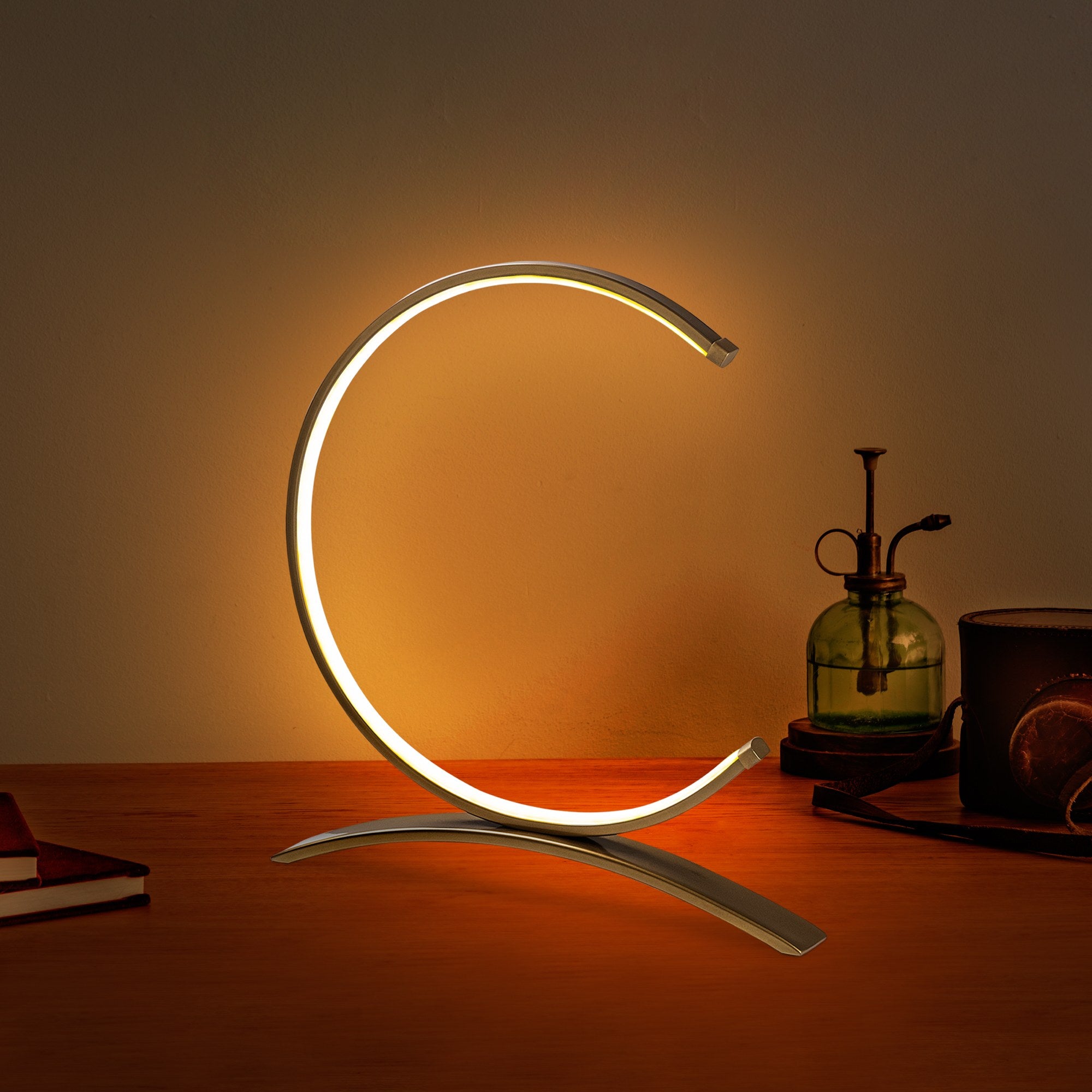 Candeeiro de Mesa Elegante Dourada com Corpo de Metal, 35 cm de Largura, 34 cm de Altura | LED 12W, 3000K | Interruptor Liga/Desliga, Cabo de 200 cm | Iluminação Elegante para Casa e Escritório