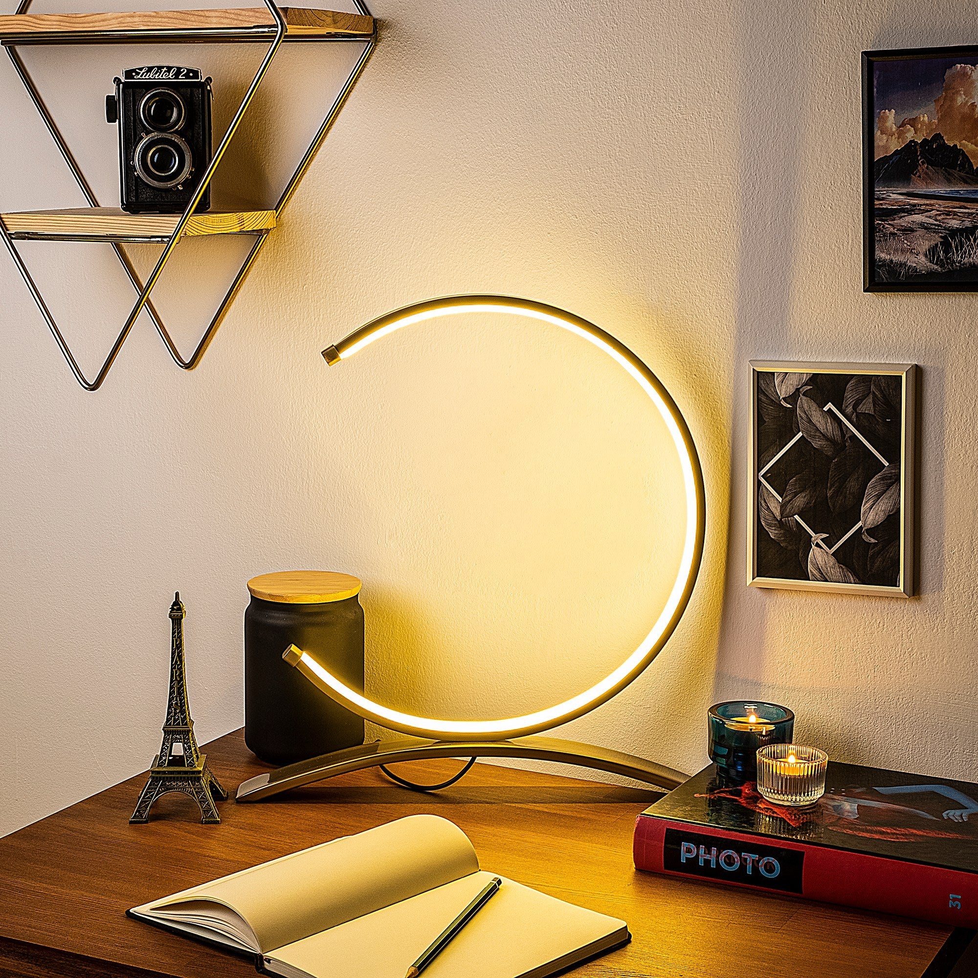 Candeeiro de Mesa Elegante Dourada com Corpo de Metal, 35 cm de Largura, 34 cm de Altura | LED 12W, 3000K | Interruptor Liga/Desliga, Cabo de 200 cm | Iluminação Elegante para Casa e Escritório