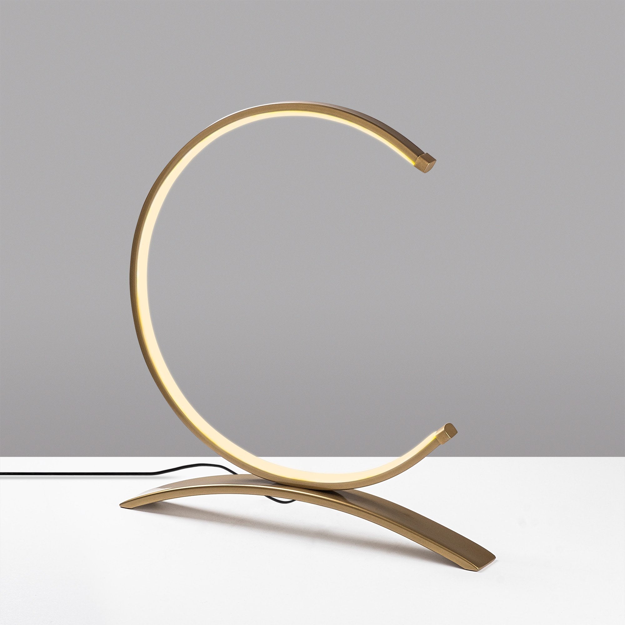 Candeeiro de Mesa Elegante Dourada com Corpo de Metal, 35 cm de Largura, 34 cm de Altura | LED 12W, 3000K | Interruptor Liga/Desliga, Cabo de 200 cm | Iluminação Elegante para Casa e Escritório