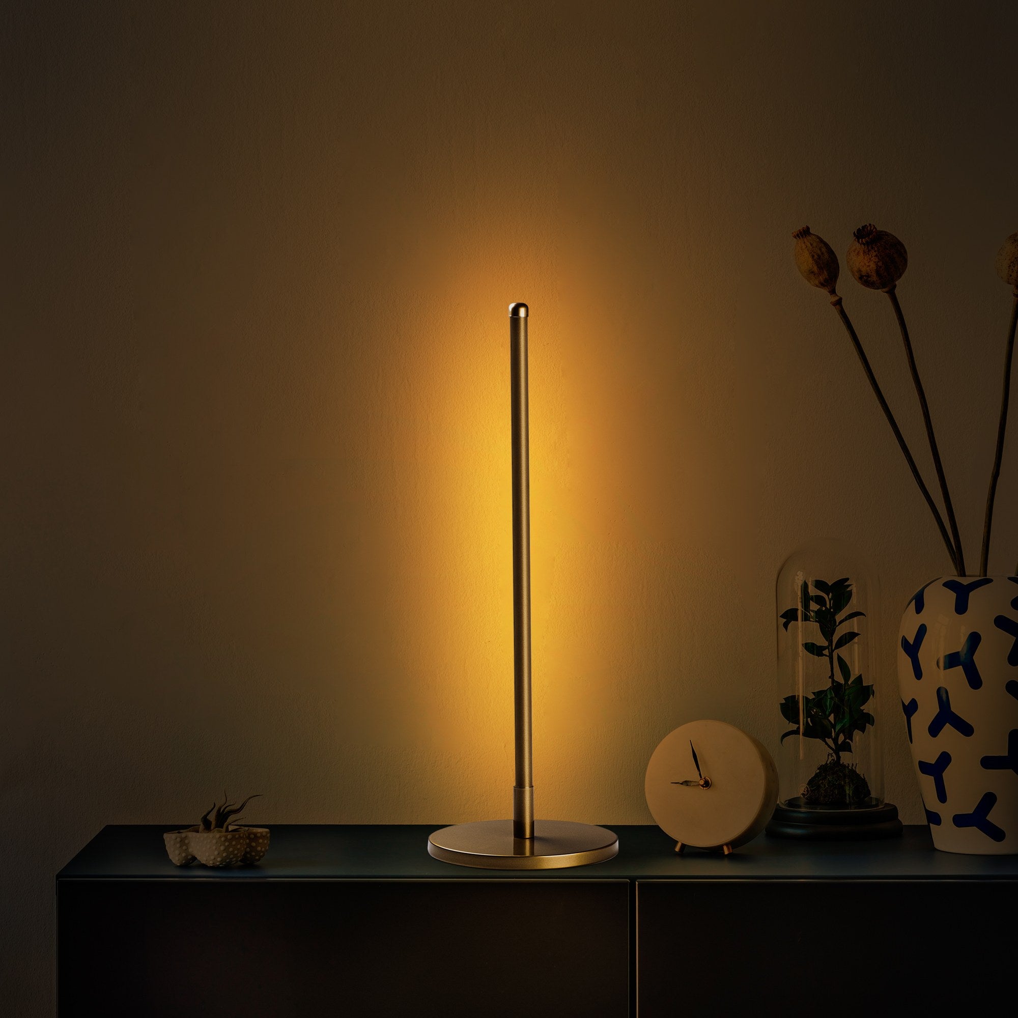 Candeeiro de Mesa elegante dourada, corpo de metal, 51 cm de altura, base de 18 cm, cabo de 200 cm, LED 12W 3000K, interruptor liga/desliga, iluminação elegante para decoração de casa e escritório