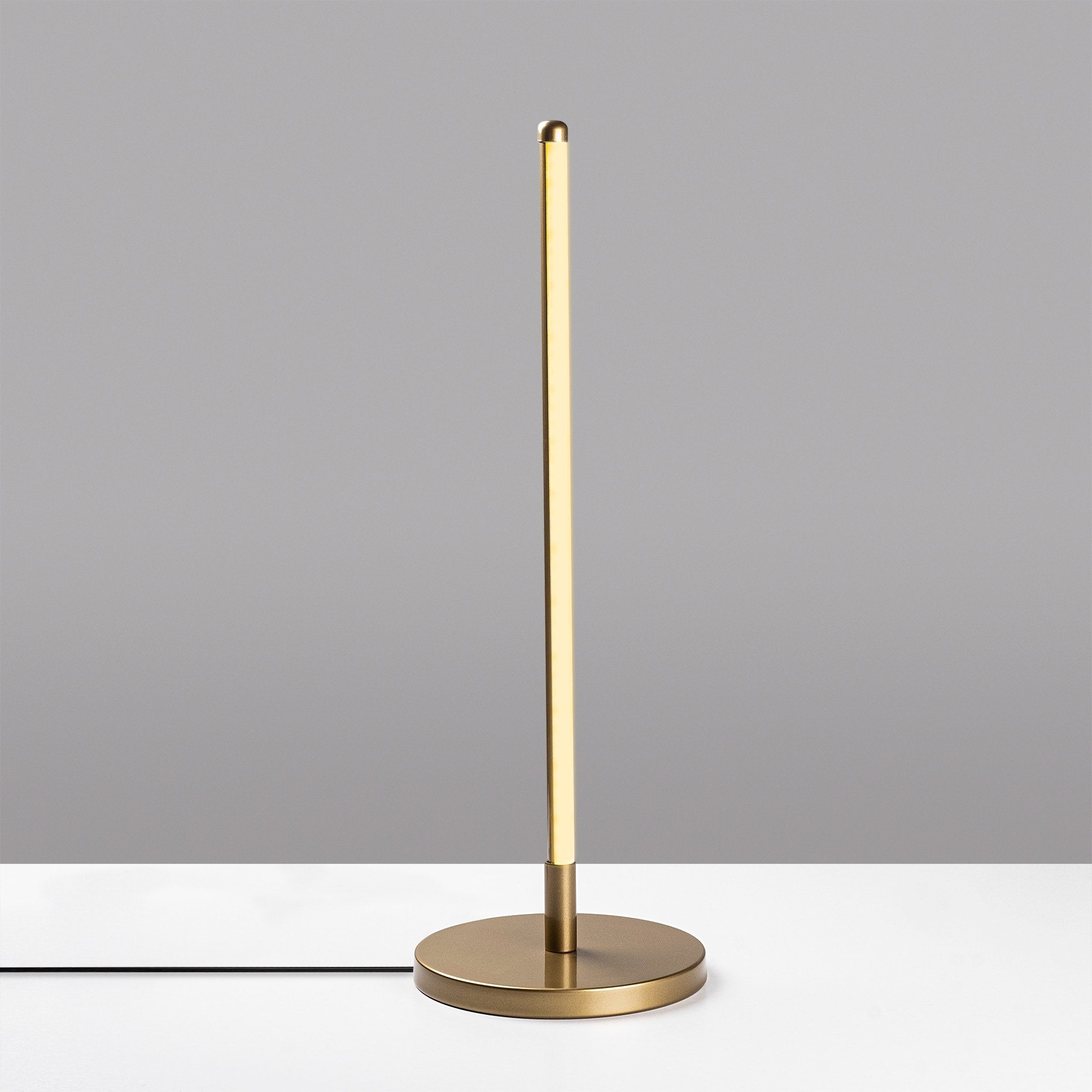 Candeeiro de Mesa elegante dourada, corpo de metal, 51 cm de altura, base de 18 cm, cabo de 200 cm, LED 12W 3000K, interruptor liga/desliga, iluminação elegante para decoração de casa e escritório