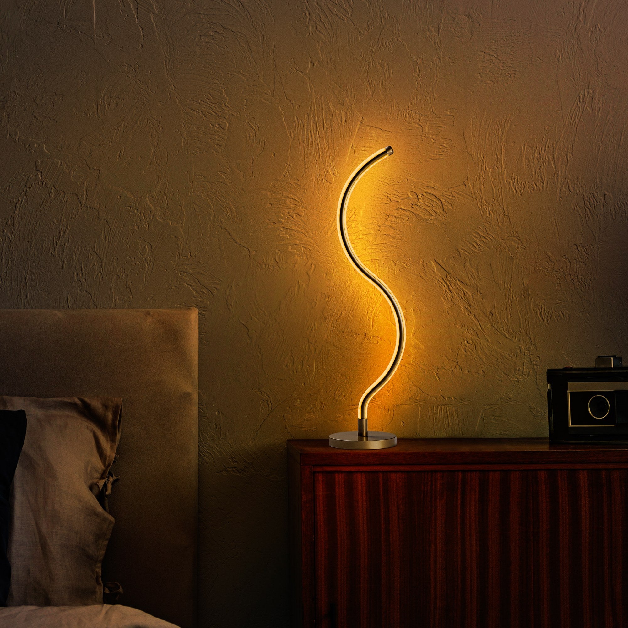 Candeeiro de Mesa Elegante Dourada, Corpo de Metal, 25 cm de Diâmetro, 40 cm de Altura | Interruptor Liga/Desliga, 80 CRI, LED 12W 3000K | Ideal para Decoração e Iluminação Moderna