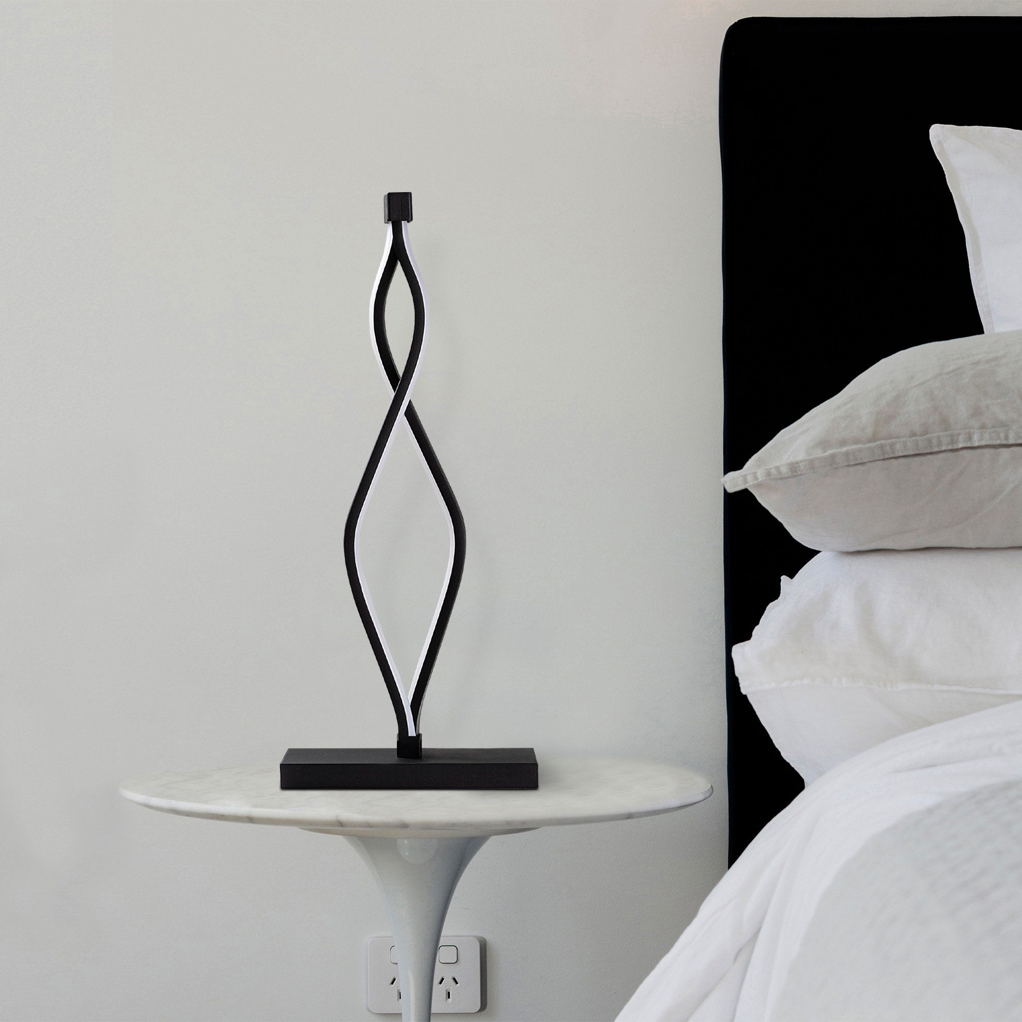 Candeeiro de Mesa Elegante Preta, Corpo de Metal, 20x48x12 cm | LED 12W 3000K, 80 CRI | Interruptor Liga/Desliga, Cabo de 200 cm | Perfeito para Decoração Moderna de Casa e Escritório