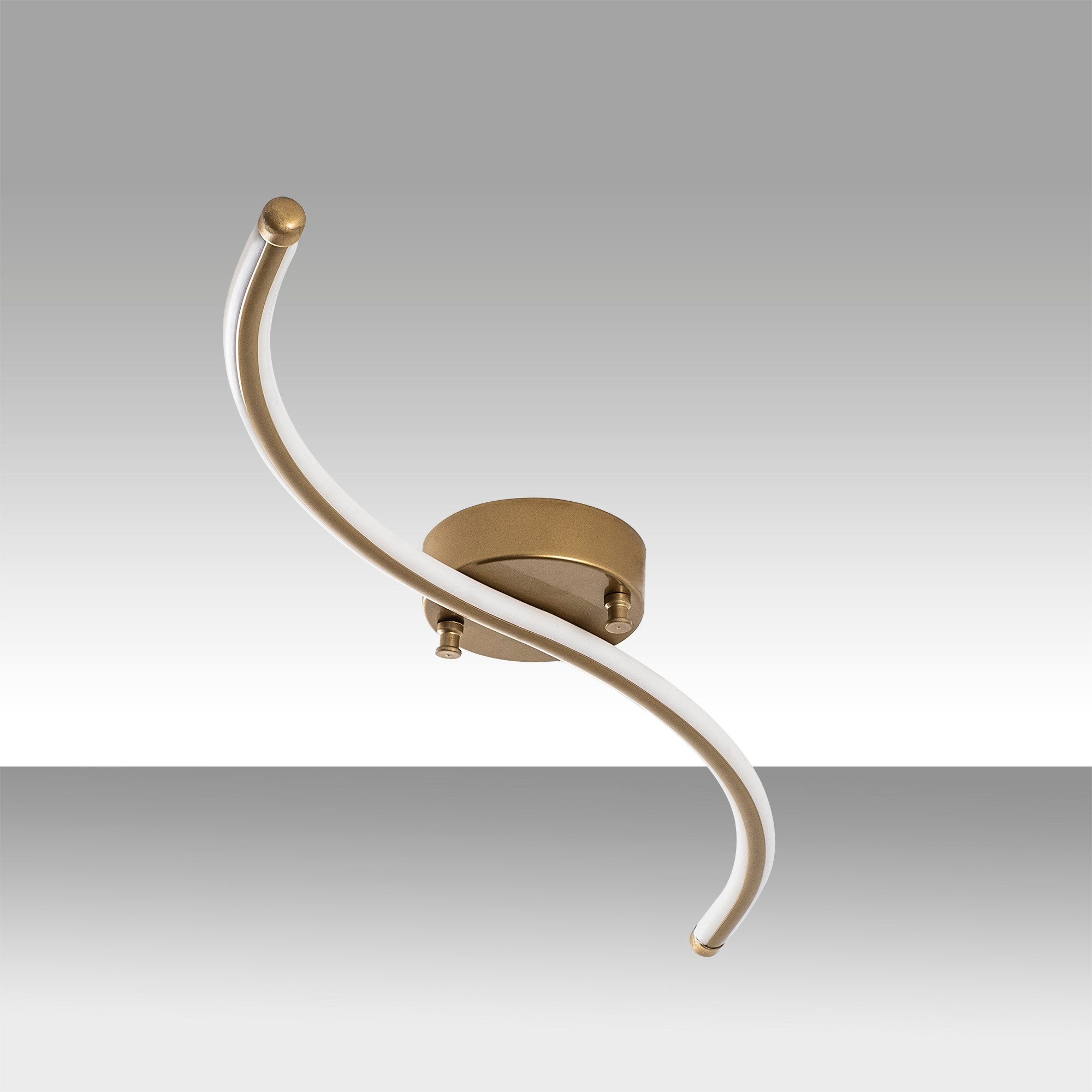 Candeeiro de Teto Dourado Elegante, Corpo em Metal, 67 cm de Largura, 5 cm de Altura, 10 cm de Profundidade | LED Integral 16W 3000K | Iluminação Elegante para Espaços Modernos