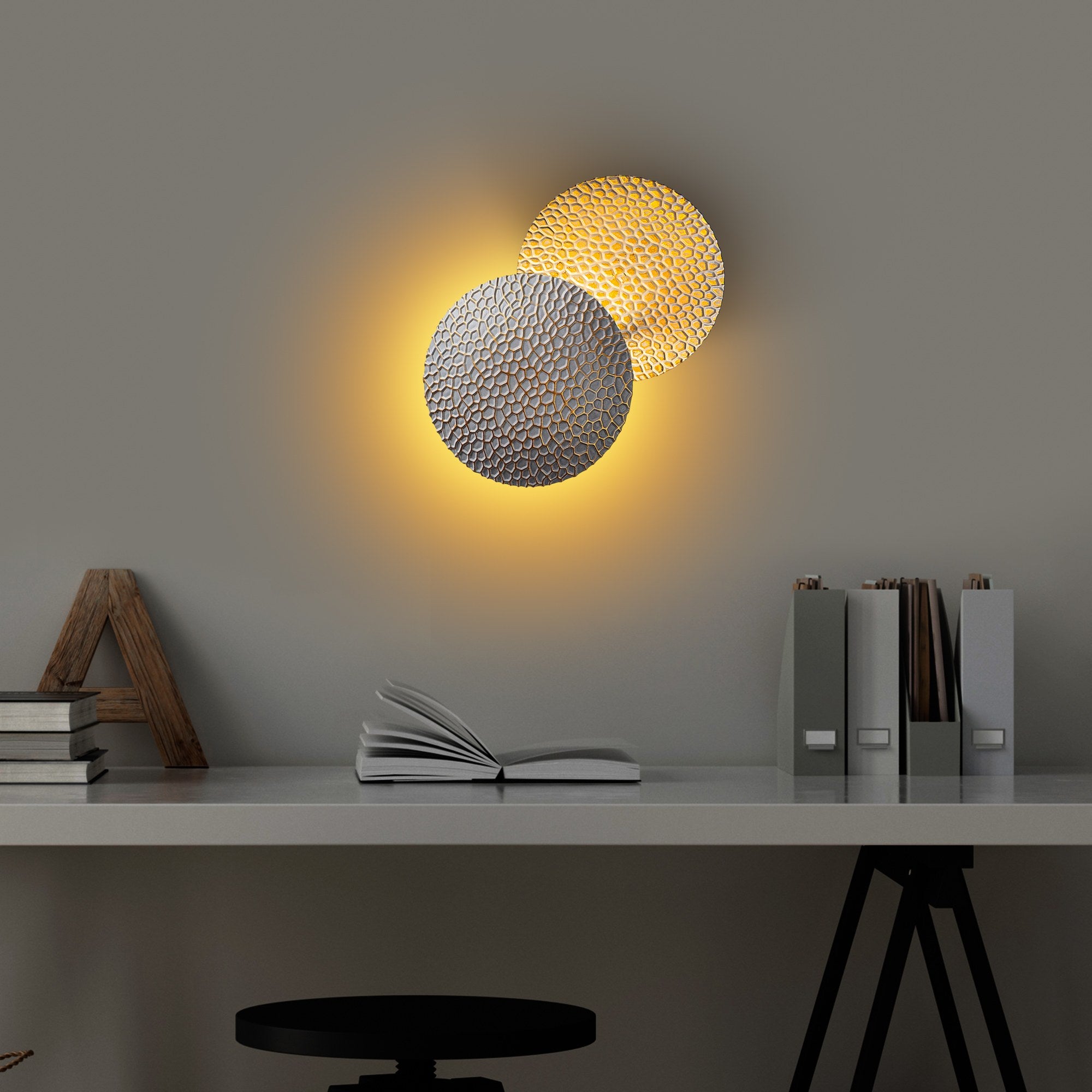 Candeeiro de Parede Elegante com Corpo em Metal, Acabamento em Prata e Dourado, 21x21x15 cm | LED SMD 5W 3000K | Iluminação Elegante para Decoração Moderna