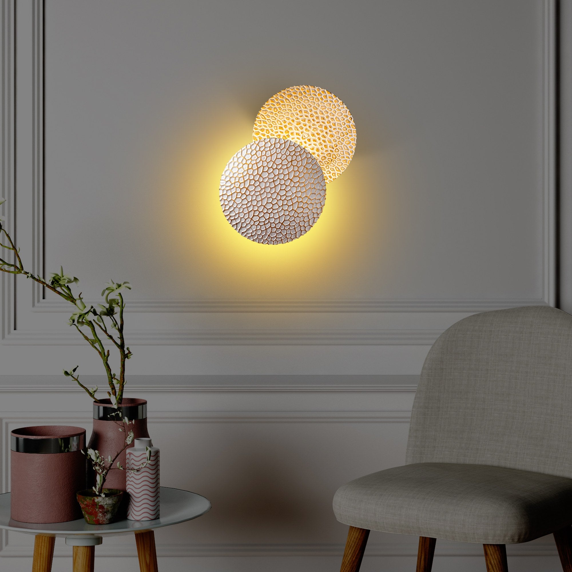 Candeeiro de Parede Elegante com Corpo em Metal, Acabamento Branco e Dourado, 21x21x15 cm | LED SMD 5W 3000K | Iluminação Elegante para Decoração e Ambiente Modernos
