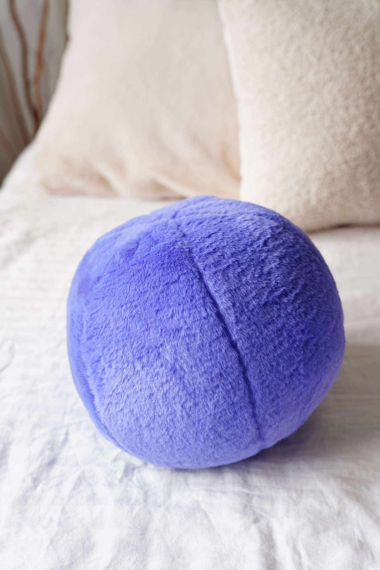 Almofada – 25 x 25 x 25 cm – Roxo – 75% Poliéster Reciclado