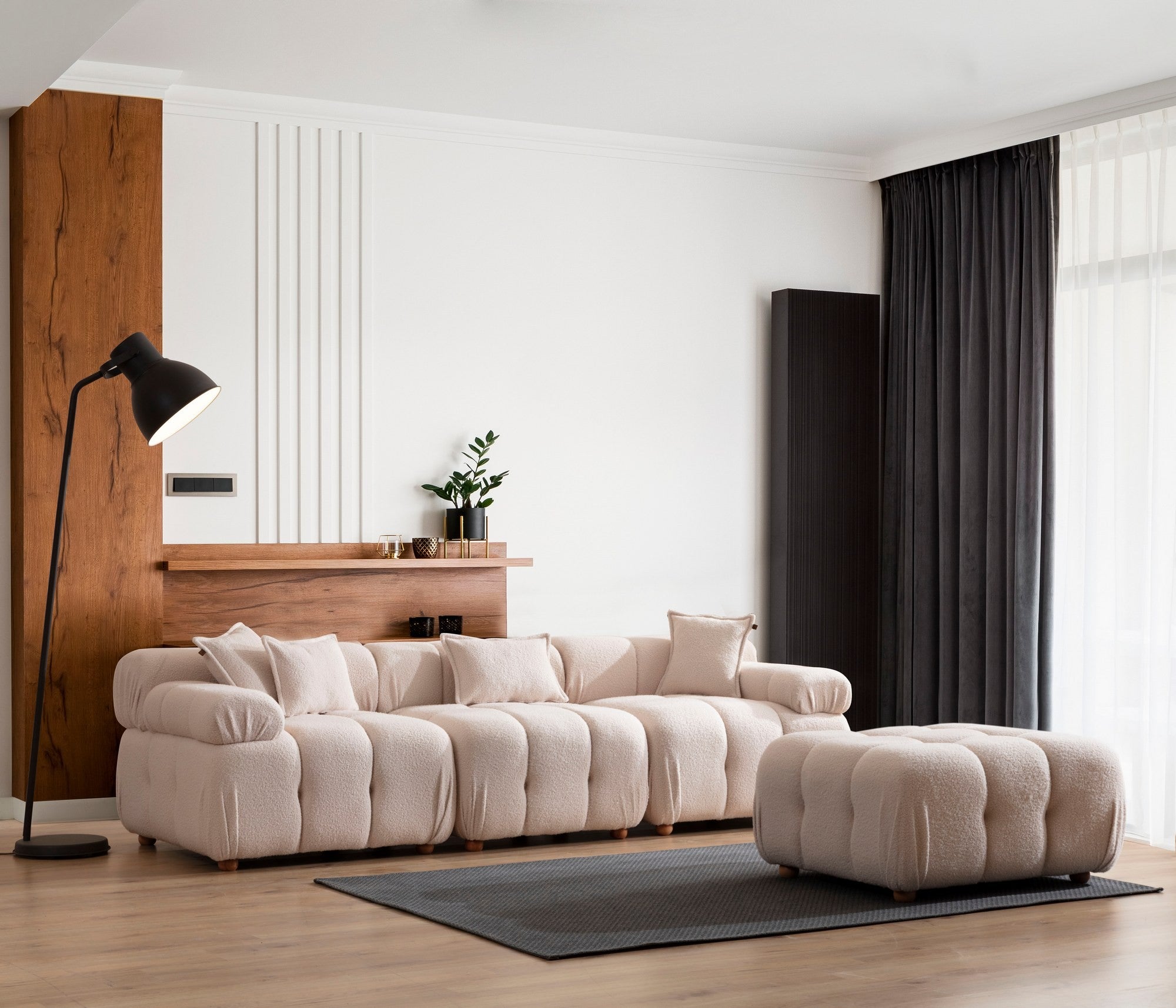 Sofá de canto elegante em tom creme, 90 x 270 x 75 cm | Estrutura durável em madeira compensada e madeira de carpa, tecido 100% linho, espuma 32 DNS | Elegante e confortável para espaços modernos