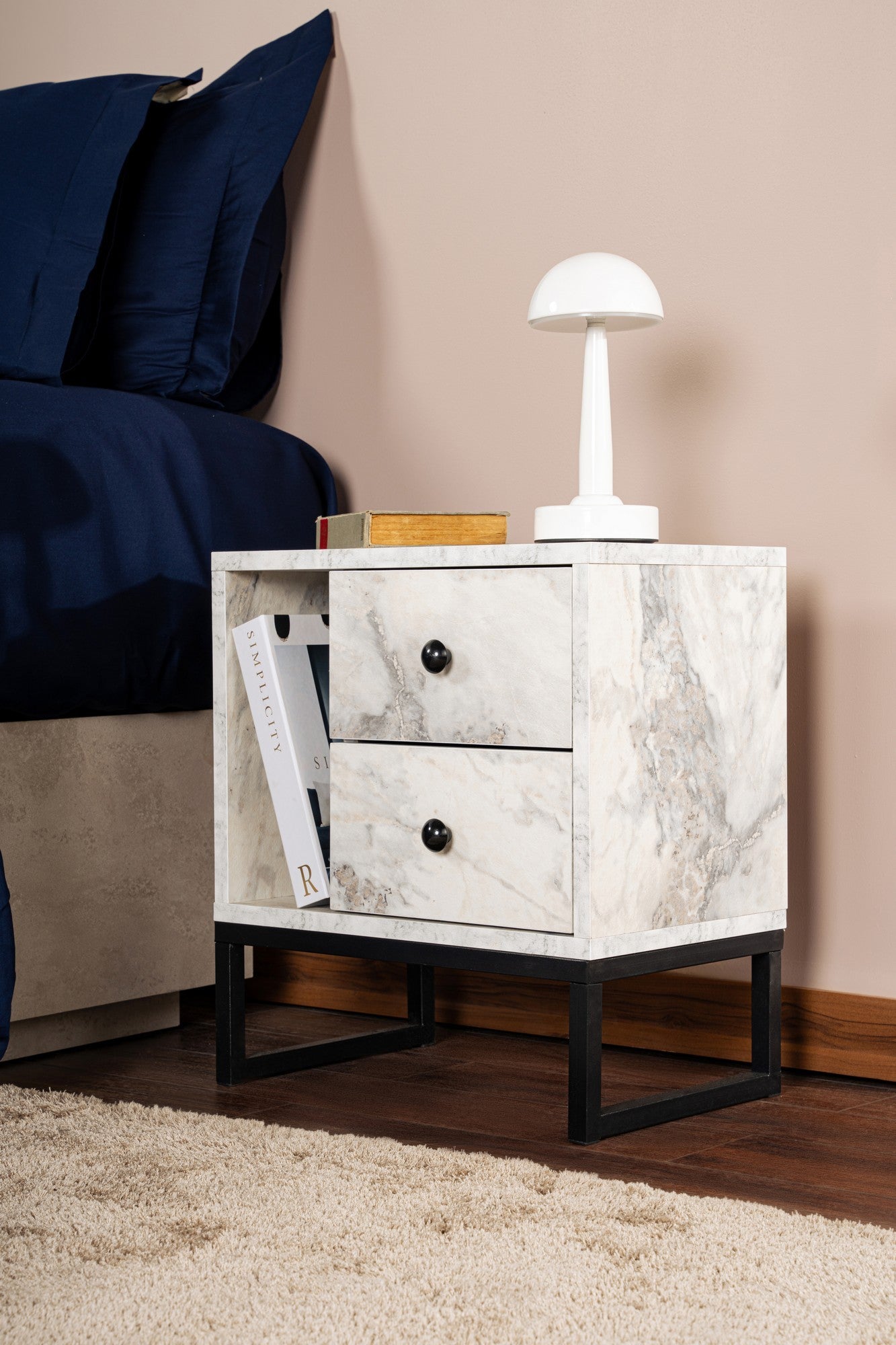 Mesa de cabeceira elegante com acabamento em mármore frésia e preto, 45,2 cm L x 50 cm A x 29,5 cm P | 100% revestida em melamina, 18 mm de espessura, pernas de metal resistentes | Design moderno para quarto