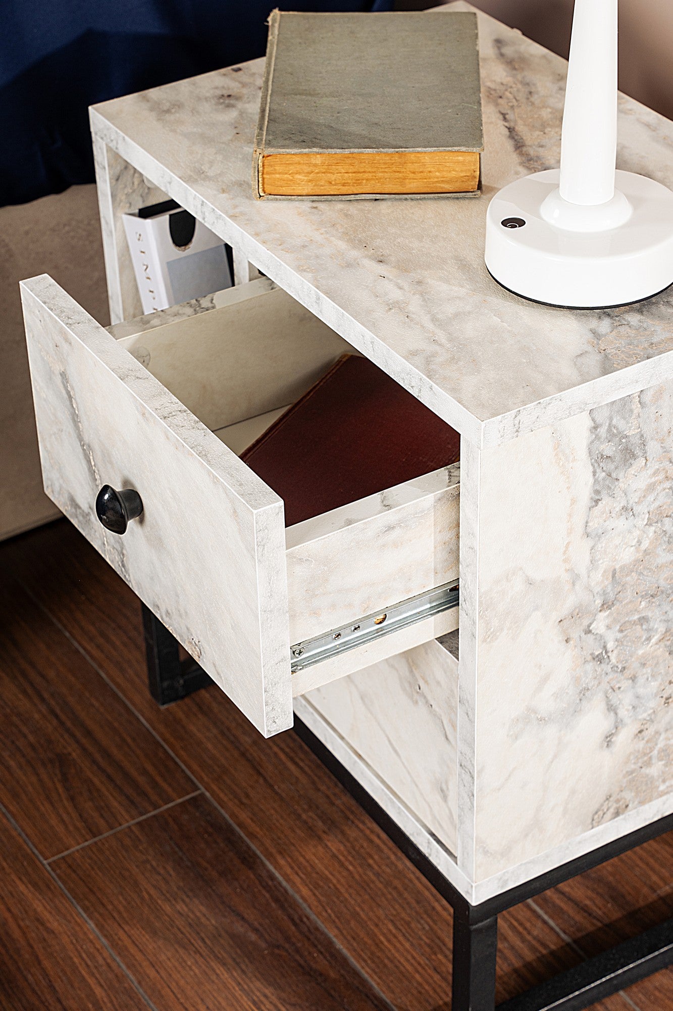 Mesa de cabeceira elegante com acabamento em mármore frésia e preto, 45,2 cm L x 50 cm A x 29,5 cm P | 100% revestida em melamina, 18 mm de espessura, pernas de metal resistentes | Design moderno para quarto