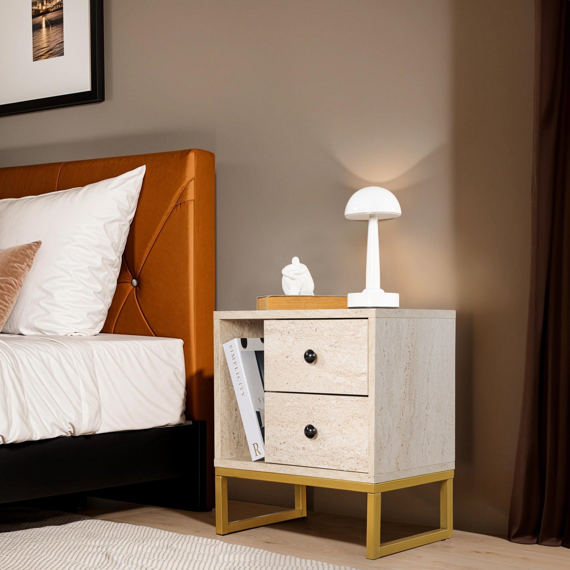 Mesa de cabeceira elegante com pernas de metal, acabamento em travertino e dourado, 45,2 x 50 x 29,5 cm | Painel de partículas 100% revestido em melamina, 18 mm de espessura | Design elegante em mármore