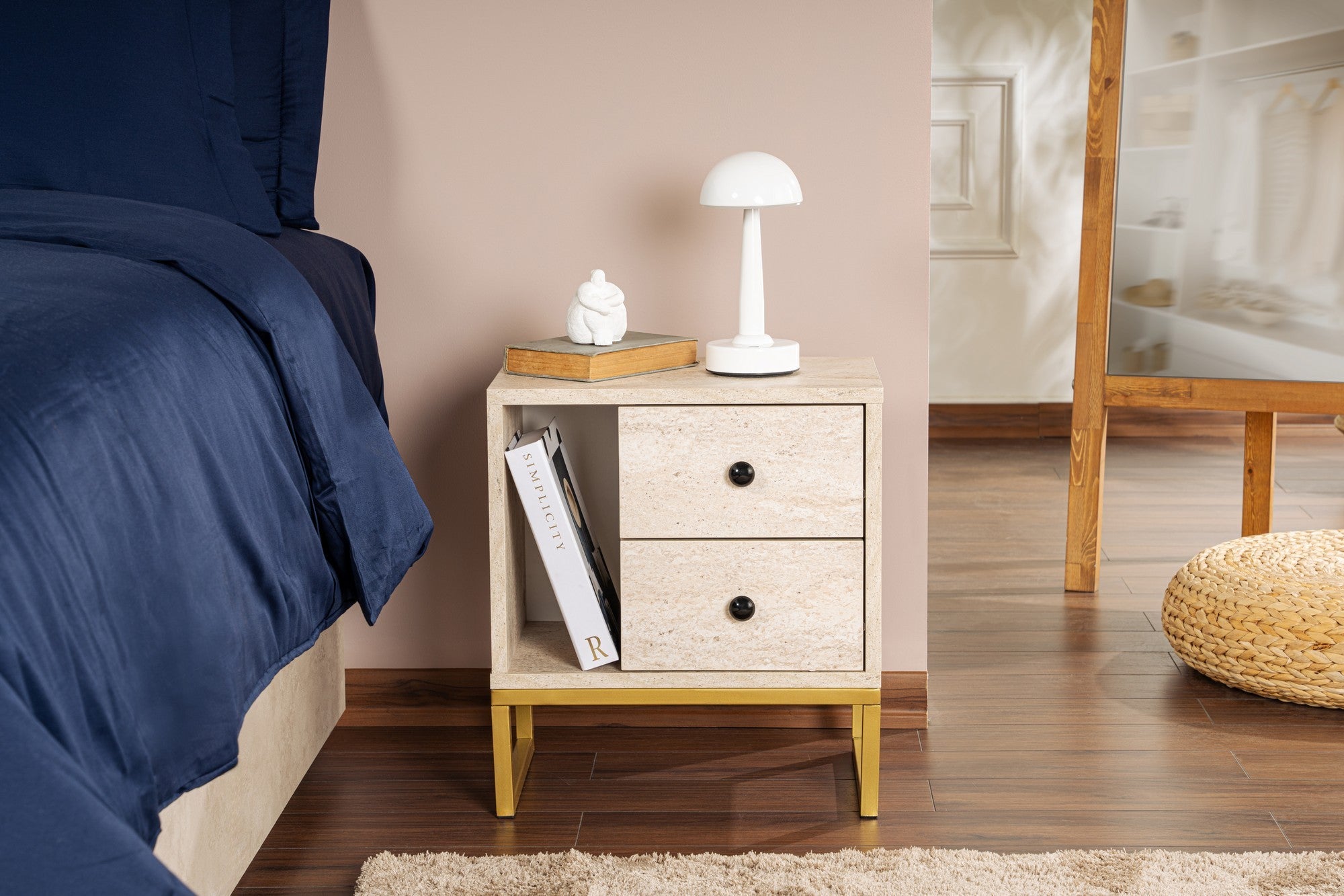 Mesa de cabeceira elegante com pernas de metal, acabamento em travertino e dourado, 45,2 x 50 x 29,5 cm | Painel de partículas 100% revestido em melamina, 18 mm de espessura | Design elegante em mármore