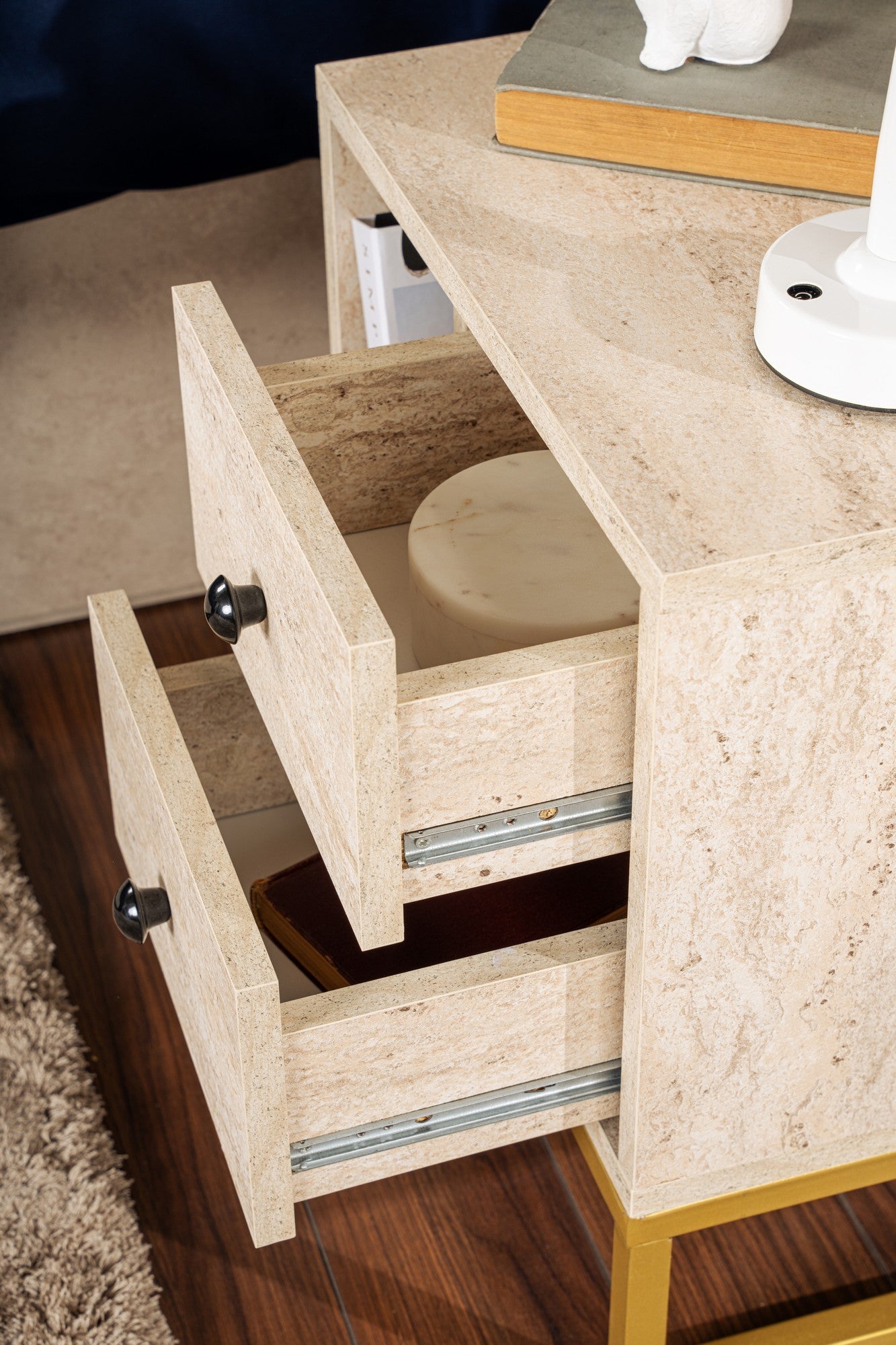 Mesa de cabeceira elegante com pernas de metal, acabamento em travertino e dourado, 45,2 x 50 x 29,5 cm | Painel de partículas 100% revestido em melamina, 18 mm de espessura | Design elegante em mármore